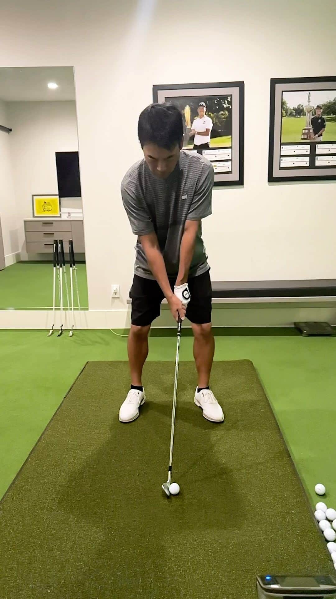 ケビン・ナのインスタグラム：「home practice 🏌🏻‍♂️  #golfswing #골프 #골프스윙 #simulator #golfsimulator」