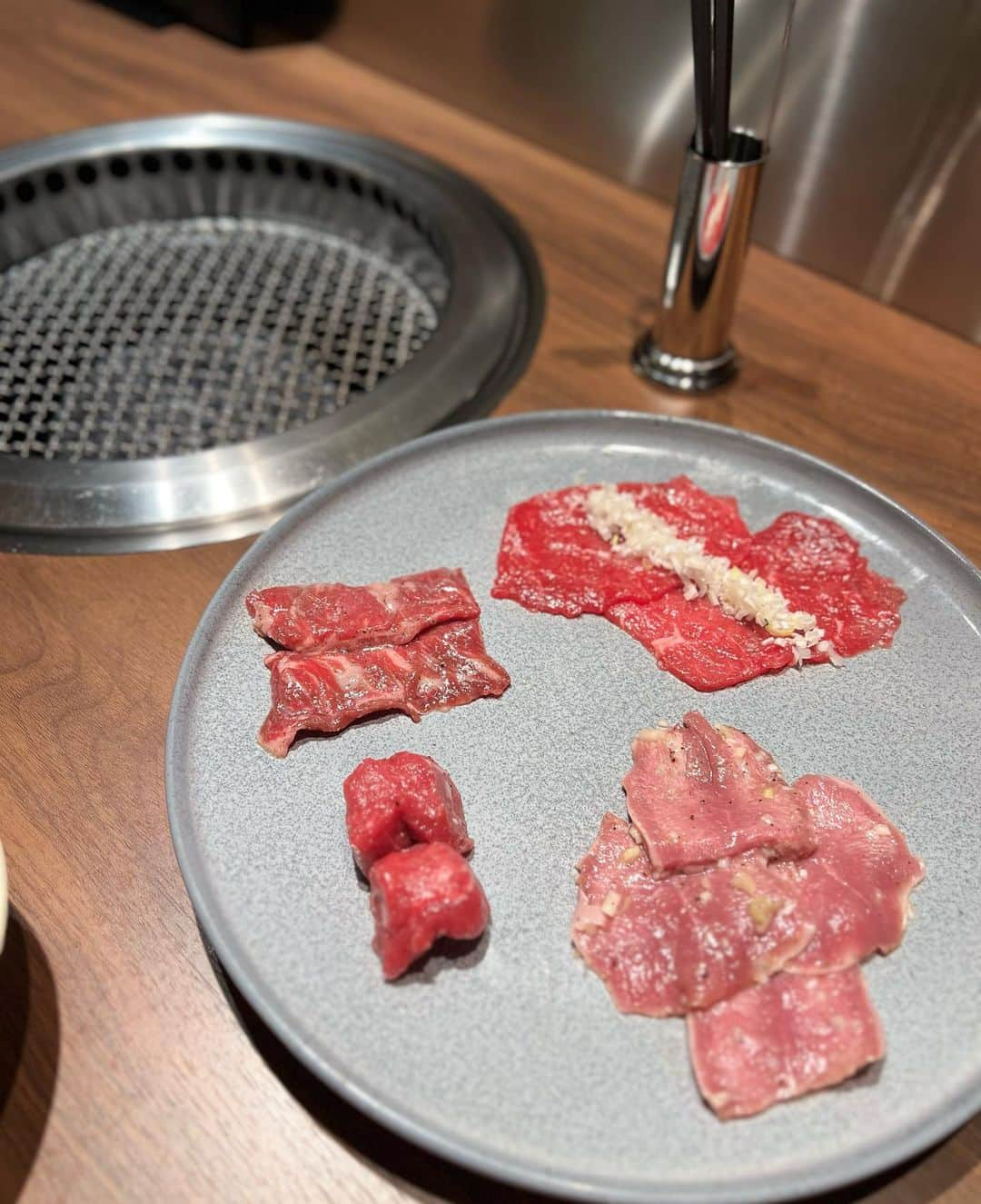 高倉絵理さんのインスタグラム写真 - (高倉絵理Instagram)「休日のランチは 「焼肉うしごろ」が提案する“美食ホルモン”の2号店 『焼肉ホルモンうしごろ 銀座店』へ。  「ホルモン」の看板を掲げていますが 肉力が高い『うしごろ』グループが展開する 拘っている生肉もやっぱり美味しい♡  今回は、ホルモンが苦手な方も楽しめる 「正肉コース」をいただきました。  【生肉コース ¥6,800】 ■やみつきキムチ ■もやしナムル ★うしごろローストユッケ ■チョレギサラダ ■極みのタン 角切り・薄切り ■厳選ハラミ ■特選赤身 薄切り・角切り　 ■わかめスープ ■厳選赤身　焼きしゃぶ ■とろけるロース ■本日の特選部位 タレ 3種 ■お食事 ■デザート  ボリュームもあってコスパが良く 大満足の内容でした。  店内はカウンター、テーブルに加え個室もあり、デートや友人同士にもピッタリです！  📍 焼肉ホルモンうしごろ 銀座店 東京都中央区銀座6-7-6 ラぺビル 5F @ushigoro_yakiniku   #焼肉ホルモンうしごろ銀座店 #PR #うしごろ #ushigoro #銀座ホルモン #銀座ランチ #銀座ディナー #銀座焼肉 #グルメ好きな人と繋がりたい #美味しいもの好きな人と繋がりたい #銀座グルメ #食べスタグラム#東京グルメ #お肉好き」8月31日 9時40分 - eri_t28