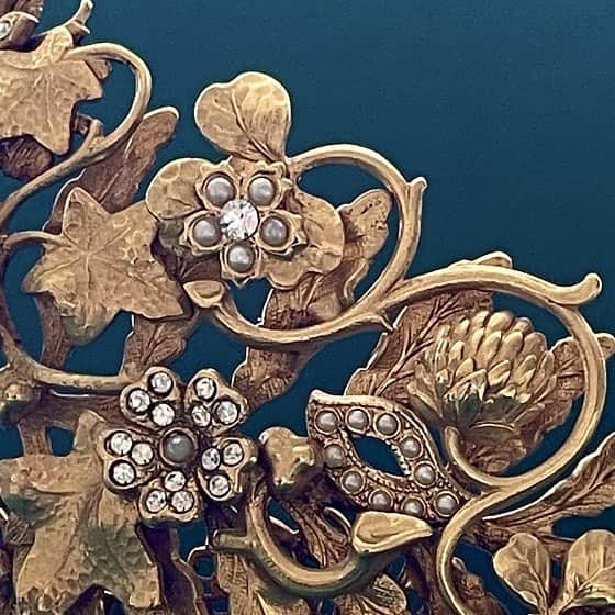 Taro Kamitani 世界初のティアラデザイナーさんのインスタグラム写真 - (Taro Kamitani 世界初のティアラデザイナーInstagram)「詩的で美しい 自然美を彫刻した 金細工のティアラ 1880年イギリス  詩的なぬくもりを感じさせる、  美しい金細工の植物で構成されたデザインティアラ。  150年前のアーツアンドクラフトや、  世界的テキスタイルデザイナー、ウィリアム・モリスの  作品の影響を強く感じさせる。一見、シンプルに見えるが、  4段もの植物のパーツレイヤーが、卓越した技巧で重ねられており、  複雑で奥行きのある、美しさを見事に描いている。  古代ギリシャの植物模様でもあった、  アカンサス、バラは、永遠の愛、芸術の意味があり、  ぶどうの葉と房は、良縁、豊作、富の象徴を表している。」8月31日 9時44分 - tarokamitani_tiaradesigner