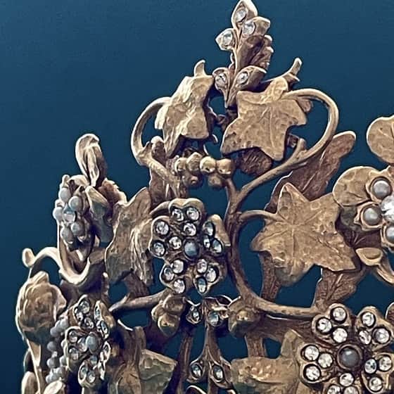 Taro Kamitani 世界初のティアラデザイナーさんのインスタグラム写真 - (Taro Kamitani 世界初のティアラデザイナーInstagram)「詩的で美しい 自然美を彫刻した 金細工のティアラ 1880年イギリス  詩的なぬくもりを感じさせる、  美しい金細工の植物で構成されたデザインティアラ。  150年前のアーツアンドクラフトや、  世界的テキスタイルデザイナー、ウィリアム・モリスの  作品の影響を強く感じさせる。一見、シンプルに見えるが、  4段もの植物のパーツレイヤーが、卓越した技巧で重ねられており、  複雑で奥行きのある、美しさを見事に描いている。  古代ギリシャの植物模様でもあった、  アカンサス、バラは、永遠の愛、芸術の意味があり、  ぶどうの葉と房は、良縁、豊作、富の象徴を表している。」8月31日 9時44分 - tarokamitani_tiaradesigner
