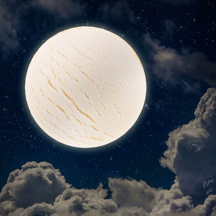 ハーゲンダッツ ジャパンのインスタグラム：「今日は1年で最も大きい #満月、 #スーパームーン です🌕  満月が『バニラ』に見えるかも…👀🍨？  満月が見えた人も見えなかった人も、  本日、とろけ曜日。  #ハーゲンダッツ #haagendazs #本日とろけ曜日 #ハローしあわせ #バニラ」