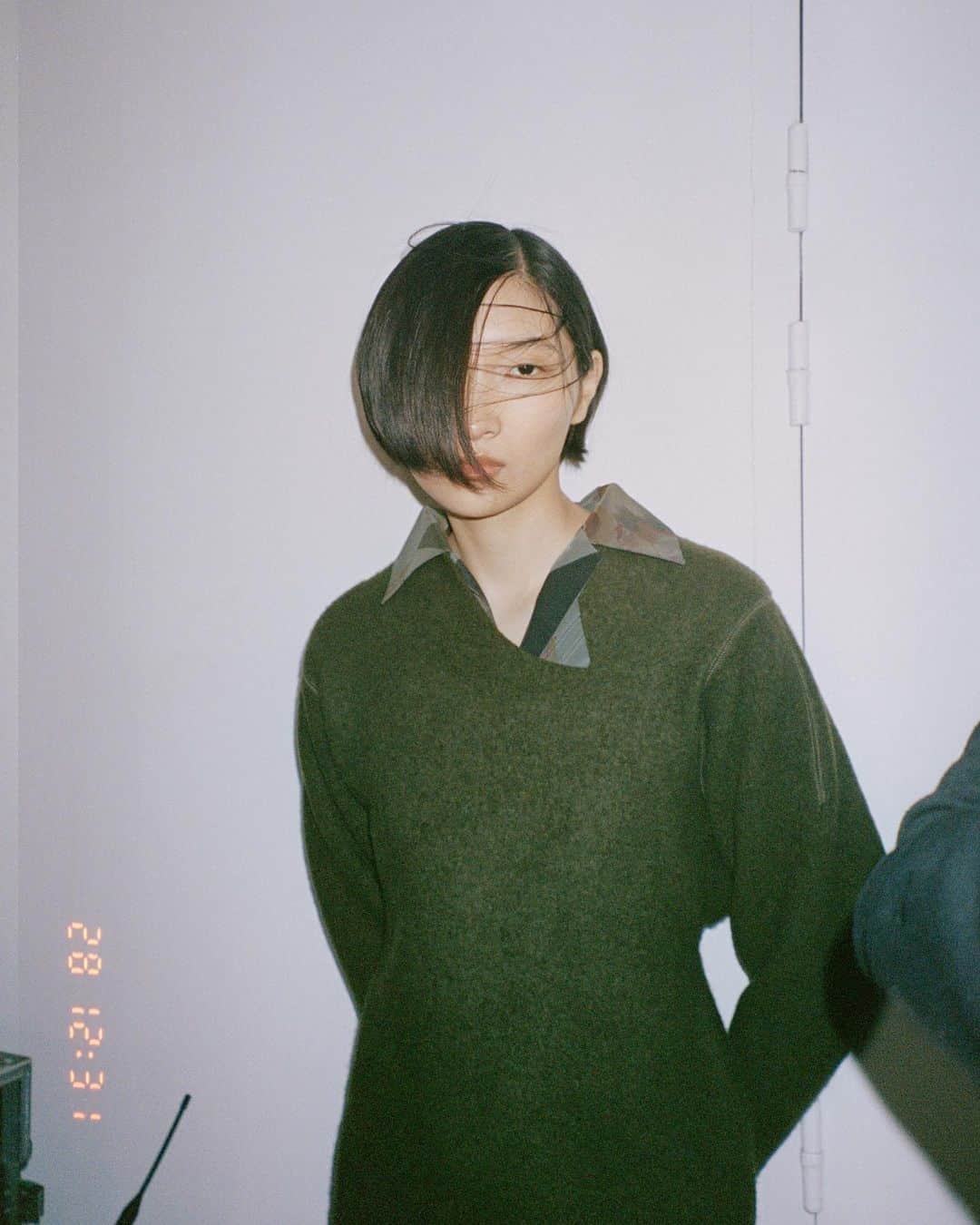 黒河内真衣子のインスタグラム：「Qin at the backstage of #mamekurogouchi 23FW show photographed by @picpicpiczo   1st delivery is available now at Mame Kurogouchi Aoyama and selected retailers.」