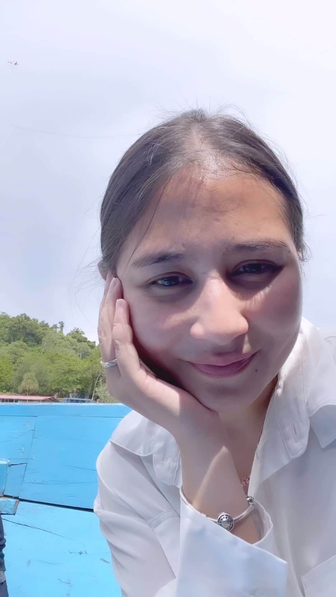 Prilly Latuconsinaのインスタグラム：「Yuk kunjungi Paru-Paruku Kesayanganku di Bit.ly/paruparukukesayanganku dan share berapa lama kalian kuat tahan napas.   Tag dan follow @pfizer_id, jangan lupa mention 3 orang teman kamu. 10 orang beruntung akan mendapatkan airbuds dari Pfizer.  #paruparukukesayanganku #pfizer #pneumonia  PP-UNP-IDN-0274-APR-2023」