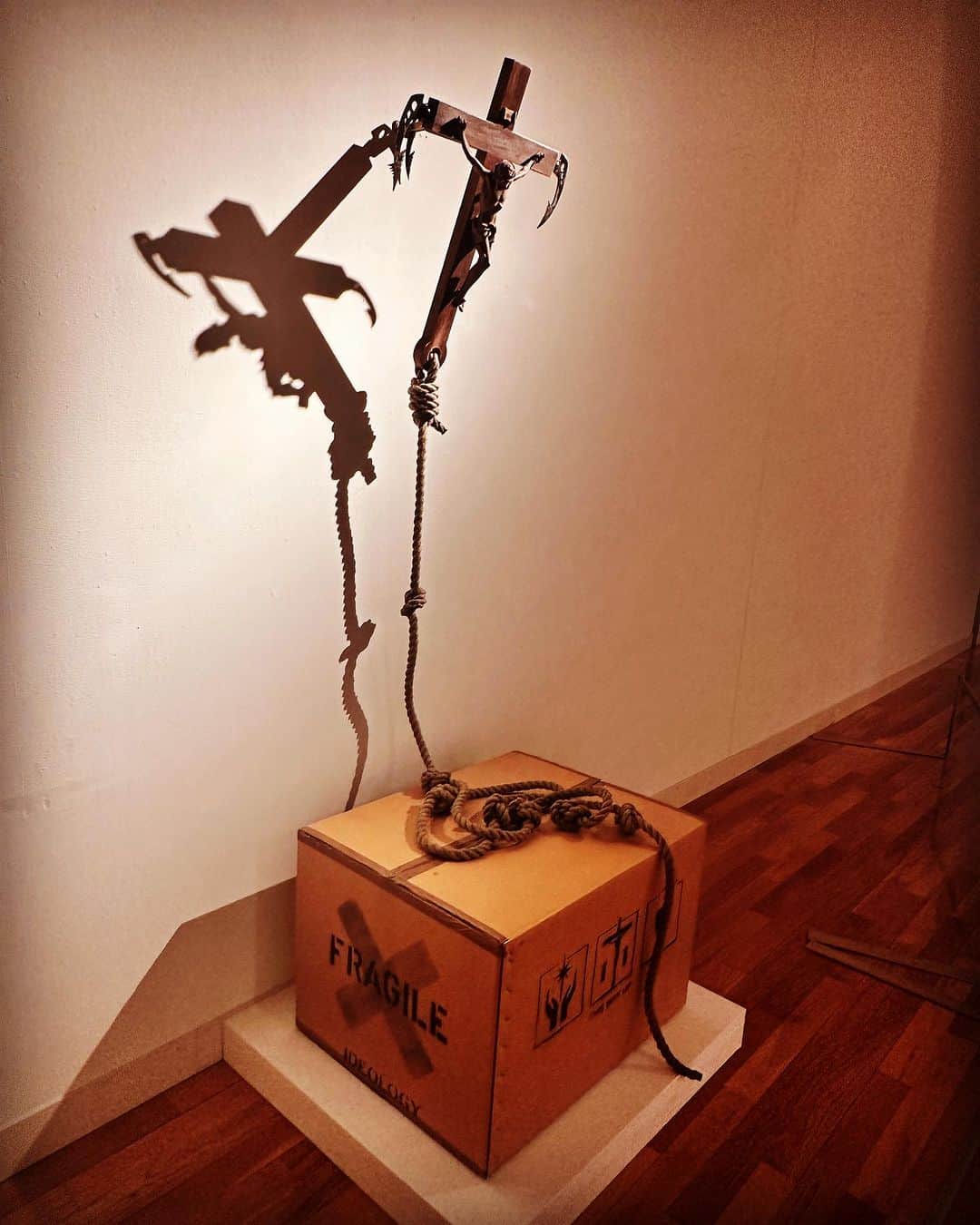 JILLのインスタグラム：「BANKSY Grappling Hook  シルエットが素敵な 展示方法でした✝️  #muca展  ———————————— #09月09日新宿高島屋 #09月30日billboardlive横浜 #10月03日billboardlive大阪 #10月29日REDROCKS #11月03日西条市ストーンハンマー #11月04日西条市こけら落とし  ———————————— #jillpersonz  #personz  #youtubepersonzチャンネル #note  #jillpersonz  #エアプレ #JILLプレ #ラジオ高崎 #三味線jill屋」