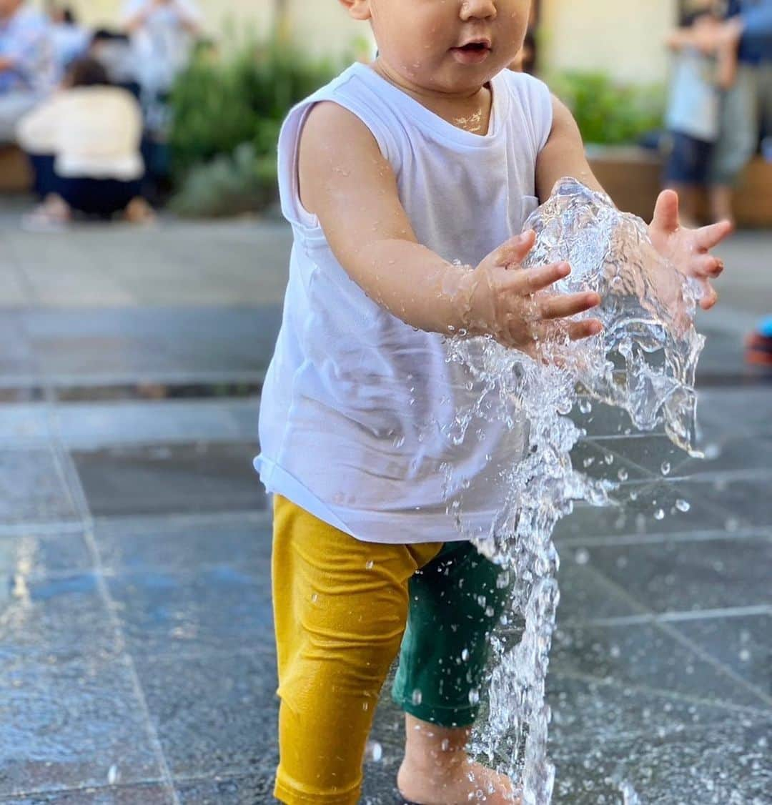 徳永千奈美のインスタグラム：「おはようございます🌞 8月最後の日。 今日も暑い1日になりそうですね…  最初はビビっていた外で水遊びも楽しく遊べるように✨ 9月に入っても暑くなりそうで、、、 毎日どんな事して遊ぼうか考えてる母ちゃんです。 今日は外遊びは暑くてできないので、支援センターに行ってきます☺️  皆様水分と塩分補給忘れずに⚠️  #赤ちゃんのいる生活  #1歳半 #男の子 #男の子ママ」