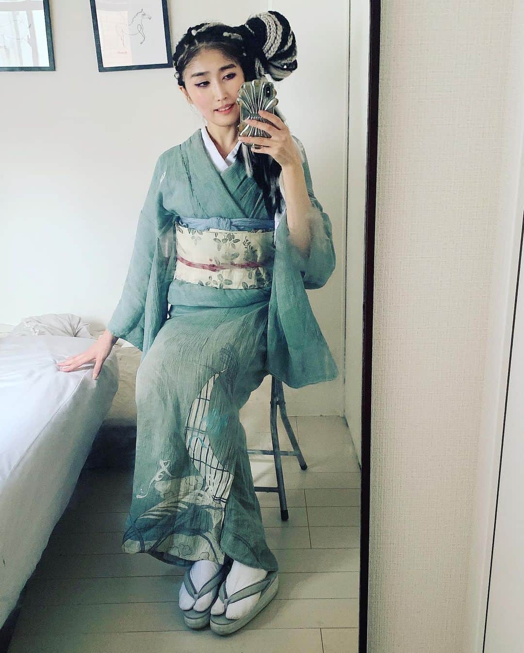 峰なゆかのインスタグラム：「八月最後の日は麻の都々逸柄の着物にウサギ帯、満月の帯留。明日からは単の時期ですね！ #アンティーク着物　#今日の着物　#着物コーデ　#着物　#kimono #kimonostyle」