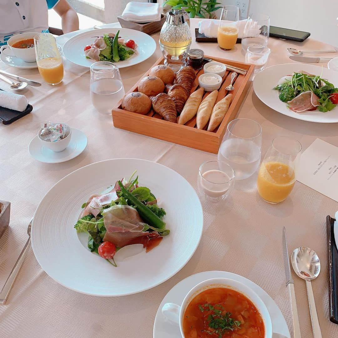 真樹麗子のインスタグラム：「gm...🌈✨  愛しのエッグベネディクト様🥚  #happy #幸せな朝食」