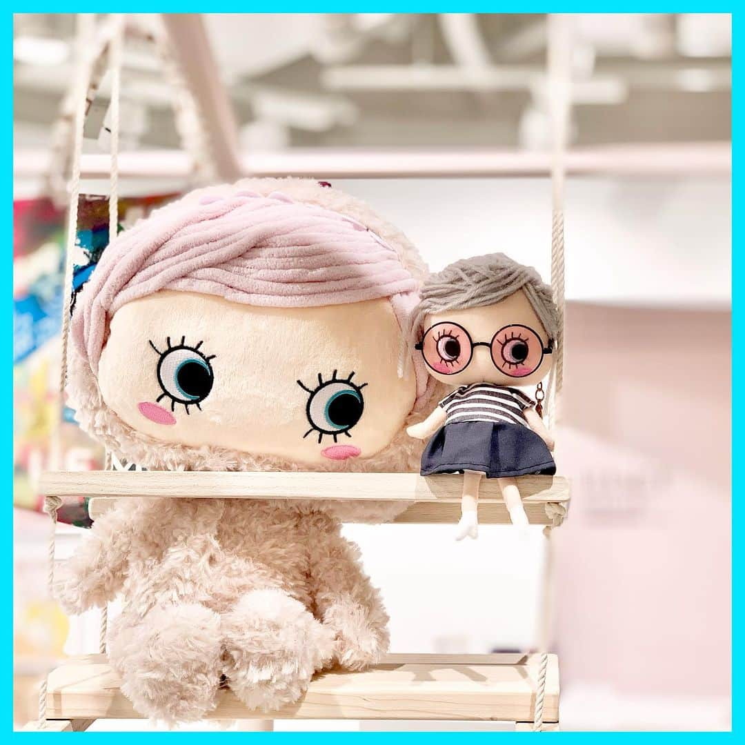 ILEMERさんのインスタグラム写真 - (ILEMERInstagram)「. 【HAPPY DOLL Collection 2023】 ⁡ 皆さま、こんにちは！ ⁡ 只今、“HAPPY DOLL Collection” 略して『ハピコレ』を 8月は全5回でお届け中‼️ ⁡ 第4回目のコーデをご紹介いたします！ ⁡ ｰｰｰｰｰｰｰｰｰｰｰｰｰｰｰｰｰｰｰｰｰｰｰｰｰ 【バカンスに行くのだ♡】 ⁡ 暑い夏はワンピースで涼しげに！ ボーダーでマリンコーデを意識し、サングラスをつけると夏らしさUP！！ ハッピーフィギュア専用ポーチをトランクにして、お気に入りの服をたくさん収納？！ ⁡ ⁡ 『旅行先でもおしゃれをいっぱい楽しむのだ♡』   by B/Mary ⁡ 髪型は、大人っぽく後ろでまとめて後毛も出して♪ ⁡ ≫≫page3 8月にオープンしたイルメール ギャラリーにもお出かけした様です♪ ※イルメールギャラリーの営業日・営業時間は、ブログ末尾に記載がございますのでご確認くださいませ！(ストーリーにリンクを貼っています) ⁡   とどけHAPPY ーー🌴 ⁡ ｰｰｰｰｰｰｰｰｰｰｰｰｰｰｰｰｰｰｰｰｰｰｰｰｰｰ -コーディネート使用アイテム- 🌴 HAPPYDOLL　税抜2,700円(税込2,970円)  🌴着せ替えワンピース-black-(サプライズトイ)　税込500円  🌴サプライズ・サングラス(サプライズトイ)　税抜1,300円(税込1,430円)  🌴ハッピーフィ専用ポーチ/ブロンズ  税抜2,700円(税込2,970円)  ｰｰｰｰｰｰｰｰｰｰｰｰｰｰｰｰｰｰｰｰｰｰｰｰｰ ⁡ 🌏海外サイトはこちらをチェック @ilemer_world ⁡ ｰｰｰｰｰｰｰｰｰｰｰｰｰｰｰｰｰｰｰｰｰｰｰｰｰ ⁡ #ilemer #ILEMER #イルメール #イルメール ハッピードール #happydoll #イーマリーちゃん #ハッピードールコレクション #ハピコレ #ハピコレ2023 #コーディネート#コーデ#coordinate #8月#August #夏#夏休み #バカンス#vacances#旅行 #サブカルチャー #キャラクター #アタオランド  #スタジオアタオ #ATAOLANDプラス #ATAOLAND+ #アタプラ #イーマリー好きな人と繋がりたい #イーマリー好き集まれ #ドール好きな人と繋がりたい」8月31日 10時05分 - ilemer_official