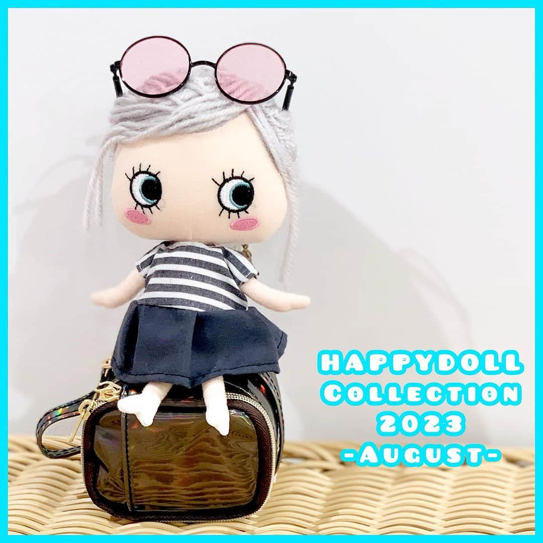 ILEMERさんのインスタグラム写真 - (ILEMERInstagram)「. 【HAPPY DOLL Collection 2023】 ⁡ 皆さま、こんにちは！ ⁡ 只今、“HAPPY DOLL Collection” 略して『ハピコレ』を 8月は全5回でお届け中‼️ ⁡ 第4回目のコーデをご紹介いたします！ ⁡ ｰｰｰｰｰｰｰｰｰｰｰｰｰｰｰｰｰｰｰｰｰｰｰｰｰ 【バカンスに行くのだ♡】 ⁡ 暑い夏はワンピースで涼しげに！ ボーダーでマリンコーデを意識し、サングラスをつけると夏らしさUP！！ ハッピーフィギュア専用ポーチをトランクにして、お気に入りの服をたくさん収納？！ ⁡ ⁡ 『旅行先でもおしゃれをいっぱい楽しむのだ♡』   by B/Mary ⁡ 髪型は、大人っぽく後ろでまとめて後毛も出して♪ ⁡ ≫≫page3 8月にオープンしたイルメール ギャラリーにもお出かけした様です♪ ※イルメールギャラリーの営業日・営業時間は、ブログ末尾に記載がございますのでご確認くださいませ！(ストーリーにリンクを貼っています) ⁡   とどけHAPPY ーー🌴 ⁡ ｰｰｰｰｰｰｰｰｰｰｰｰｰｰｰｰｰｰｰｰｰｰｰｰｰｰ -コーディネート使用アイテム- 🌴 HAPPYDOLL　税抜2,700円(税込2,970円)  🌴着せ替えワンピース-black-(サプライズトイ)　税込500円  🌴サプライズ・サングラス(サプライズトイ)　税抜1,300円(税込1,430円)  🌴ハッピーフィ専用ポーチ/ブロンズ  税抜2,700円(税込2,970円)  ｰｰｰｰｰｰｰｰｰｰｰｰｰｰｰｰｰｰｰｰｰｰｰｰｰ ⁡ 🌏海外サイトはこちらをチェック @ilemer_world ⁡ ｰｰｰｰｰｰｰｰｰｰｰｰｰｰｰｰｰｰｰｰｰｰｰｰｰ ⁡ #ilemer #ILEMER #イルメール #イルメール ハッピードール #happydoll #イーマリーちゃん #ハッピードールコレクション #ハピコレ #ハピコレ2023 #コーディネート#コーデ#coordinate #8月#August #夏#夏休み #バカンス#vacances#旅行 #サブカルチャー #キャラクター #アタオランド  #スタジオアタオ #ATAOLANDプラス #ATAOLAND+ #アタプラ #イーマリー好きな人と繋がりたい #イーマリー好き集まれ #ドール好きな人と繋がりたい」8月31日 10時05分 - ilemer_official