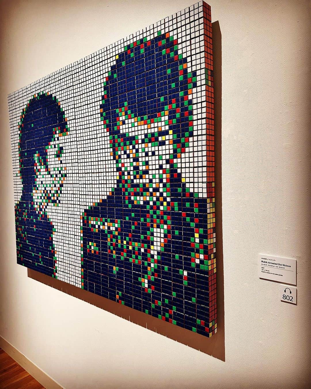 JILLのインスタグラム：「INVADER Sid Vicious  ルービックキューブアート💕 セラミック タイル モザイク。 肉眼よりiPhoneで撮影の画像の方が よく見えたわね。  #muca展  ———————————— #09月09日新宿高島屋 #09月30日billboardlive横浜 #10月03日billboardlive大阪 #10月29日REDROCKS #11月03日西条市ストーンハンマー #11月04日西条市こけら落とし  ———————————— #jillpersonz  #personz  #youtubepersonzチャンネル #note  #jillpersonz  #エアプレ #JILLプレ #ラジオ高崎 #三味線jill屋  #muca展  ———————————— #09月09日新宿高島屋 #09月30日billboardlive横浜 #10月03日billboardlive大阪 #10月29日REDROCKS #11月03日西条市ストーンハンマー #11月04日西条市こけら落とし  ———————————— #jillpersonz  #personz  #youtubepersonzチャンネル #note  #jillpersonz  #エアプレ #JILLプレ #ラジオ高崎 #三味線jill屋」