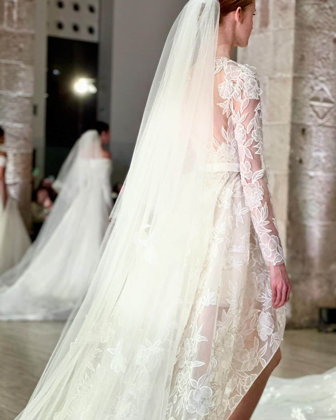 SOYOO BRIDALさんのインスタグラム写真 - (SOYOO BRIDALInstagram)「.  [ SOYOO BRIDAL x ELIE SAAB ] 🏷️   NEW IN @soyoobridal_official  from @eliesaabbridal 💫  Sense of wonder 🤍  Soyoobridal_Exclusive📍  #ELIESAABBRIDAL #2024spring #소유브라이덜 #justarrived #엘리사브 #꿈의드레스 #NEWIN」8月31日 10時12分 - soyoobridal_official