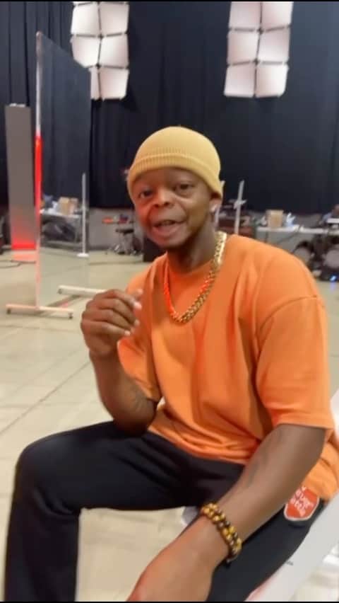 NE-YOのインスタグラム：「Just a normal day at rehearsal... 😂🤣 #ChampagneAndRosesTour  🎥: @christianngilchrist」