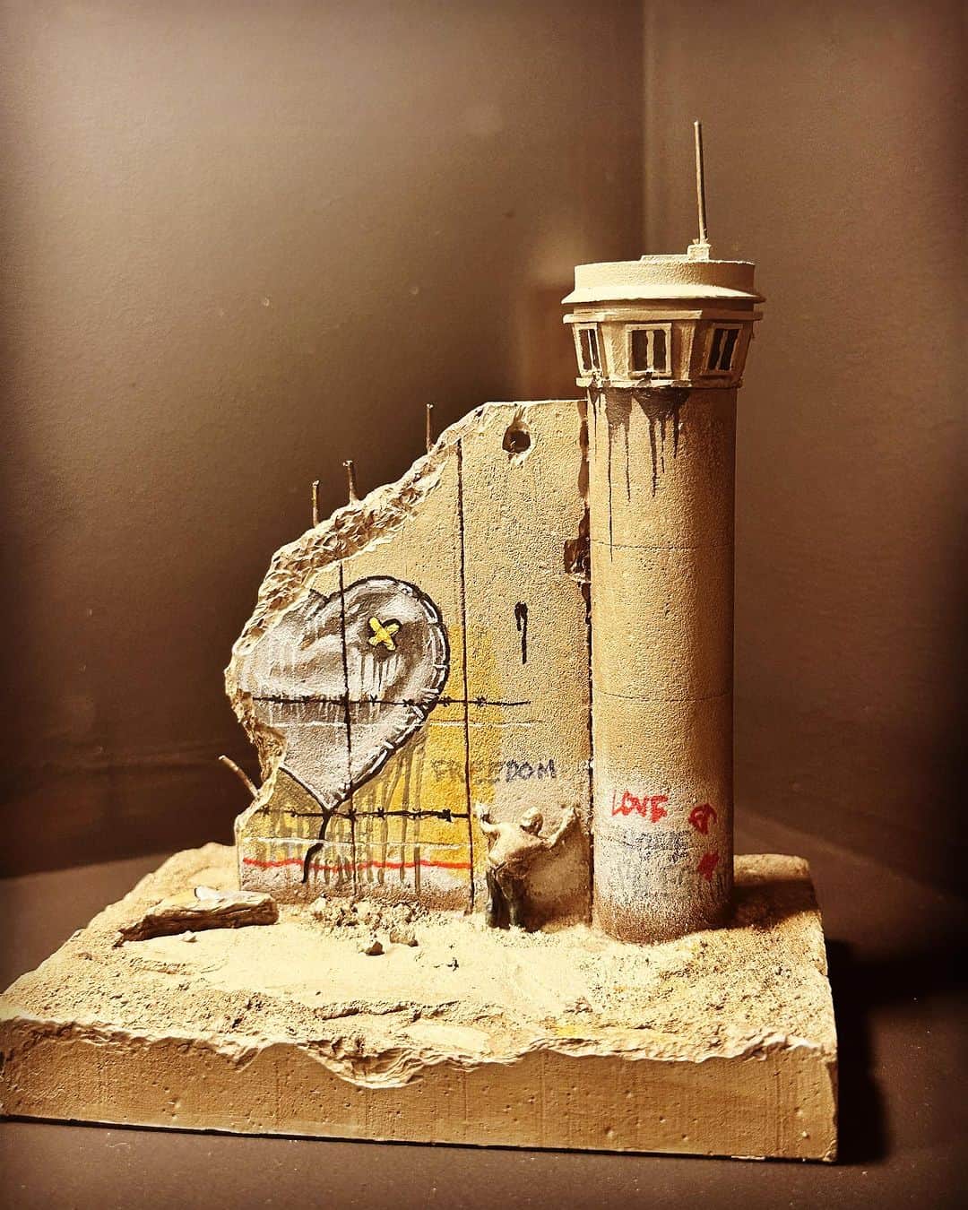 JILLのインスタグラム：「ものすごくTinyな世界を クローズアップ。  BANKSY Palestina Wall  #muca展  ———————————— #09月09日新宿高島屋 #09月30日billboardlive横浜 #10月03日billboardlive大阪 #10月29日REDROCKS #11月03日西条市ストーンハンマー #11月04日西条市こけら落とし  ———————————— #jillpersonz  #personz  #youtubepersonzチャンネル #note  #jillpersonz  #エアプレ #JILLプレ #ラジオ高崎 #三味線jill屋」