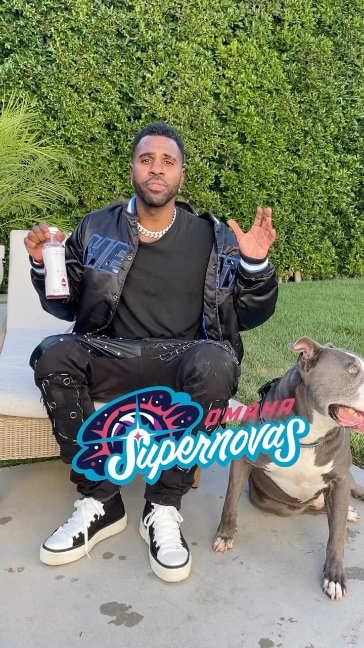 ジェイソン・デルーロのインスタグラム：「Supernovas Pro Volleyball co-owner @jasonderulo congratulates Nebraska on smashing the world record! 🎉🏐  Learn more about the Omaha Supernovas at the link in our bio!  #OmahaSupernovas #OurTime #RecordBreakers #VBdayinNE #NeProVb #VolleyballDay #WomensVolleyball #WomensSports」