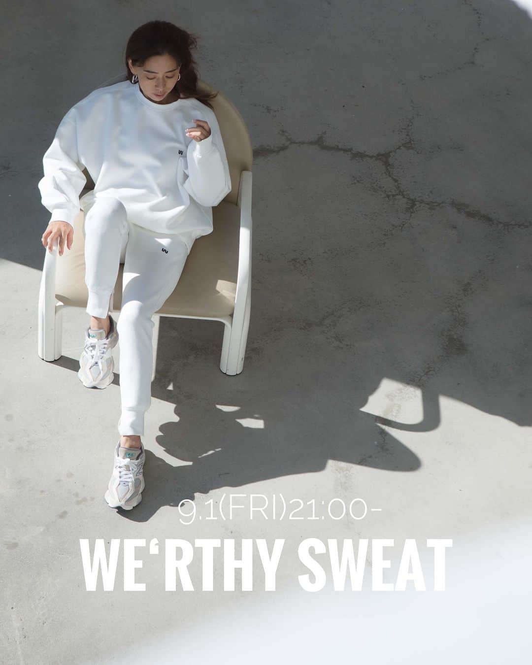 野沢和香のインスタグラム：「WE‘RTHY SWEAT ホワイトはトップスのみ再登場✨  カジュアルなスウェットでも白だと顔がパッと華やか爽やかになるので、このホワイトスウェットめちゃくちゃお気に入りでヘビロテしております♪ 白Tシャツみたいにコーデできるから、今の時期からデニムショーツやワンピに合わせて〜真冬のホワイトコーデまで万能です🤍 過去のホワイトスウェットコーデ載せてみました🫶参考までに✨  明日９月1日(金）21：00〜発売です🙋‍♀️」