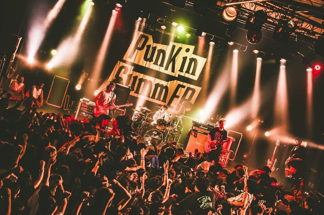 須賀真太郎のインスタグラム：「2023.08.30 at 名古屋DIAMOND HALL "Punk in Summer 2023"  最高に楽しい1日でしたね！ 熱量高い名古屋のみなさん、また遊びましょうぜよ！(ﾟ∀ﾟ)☆ Punk in Summer良いイベントでした♪  photo by @naoto_iwabuchi_」