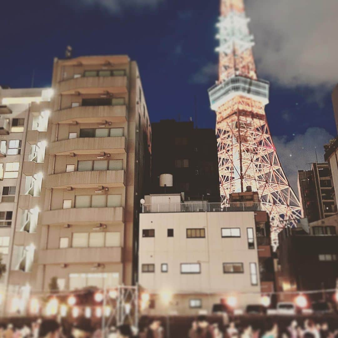 KIKIのインスタグラム：「盆踊り🗼🌙  4年ぶりの開催となった町内の協議会主催のお祭りは 娘たちの通う保育園の園庭であって 先生方もいらっしゃるし（人形劇をやってくれる✨） 保育園のお友達や保護者もたくさん遊びにきていて とてもアットホーム  それでいて盆踊りのときは 浴衣の着こなしからしてプロっぽいお姉様方が マジ踊りで子どもたちを引っ張っていってくれる👘✨ 総勢20名くらいかな 久しぶりに見たけど素晴らしかった 「霞」のうちわを帯にさしたお姉様方に 東京タワー音頭とか 地元ナンバーの踊りをちゃんと習ってみたいな#東京タワー音頭」