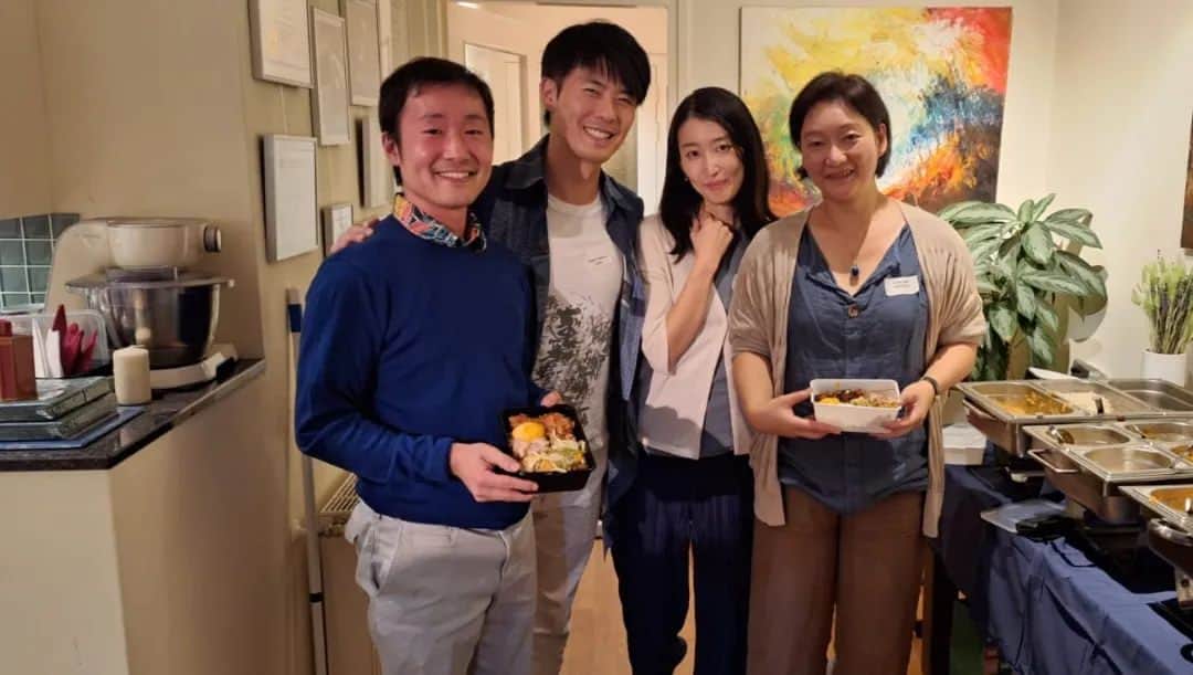 福間洸太朗さんのインスタグラム写真 - (福間洸太朗Instagram)「Thank you very much for all the birthday wishes!!  I had a wonderful party at my home in Leiden with my dear friends, including my neighbors. It was full of joy, love, smiles, laughs, delicious foods, drinks and beautiful music!  By the way it was my second time to do the "soloist" of Champagne Polka. I think I'm getting better and maybe ready to do it in public? 😜  At my new age, I will keep doing my best in playing piano, producing concerts and helping people.  Kotaro   誕生日のお祝いメッセージをくださった皆様、有難うございました！  今回は初めてオランダで迎える誕生日ということで、この機会にご近所さんや近隣諸国(特にベルギー)オランダ在住の日本人の友人らを呼び、総勢18名となりました！  メインディッシュの前に、楽器が弾ける人は順々に一曲ずつ弾いて行き、簡単なホームコンサートをしました。音楽をただ愛する心と優しさ、笑顔に溢れ、私はとても幸せでした！ コンサート最後には恒例の？シャンパンポルカを、私にとってのベルギーの両親が連弾で弾いてくださり、私がシャンパンを開けました。(全編はファンクラブ正会員限定でシェアしますね）  ４１歳も健康に留意しながら、精力的に頑張りたいと思います。😊  #Birthday #Leiden #Netherlands #ChampagnePolka #誕生日 #ライデン #シャンパンポルカ」8月31日 10時22分 - kotarofsky