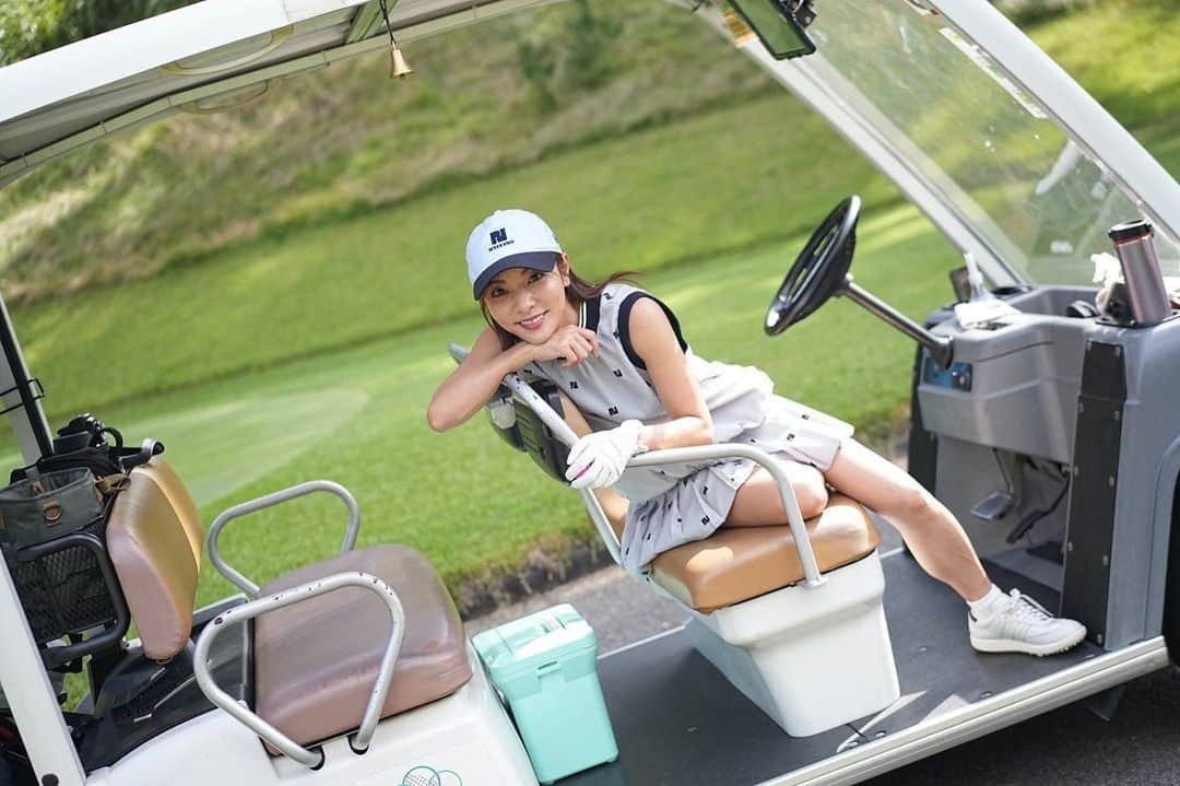 井上奈保のインスタグラム：「#golfwear 🩵  cap、setup： @nbb_weekend shoes： @adidasgolf drink bottle： @hydroflask.jp  涼しくて可愛くて そしてそして大好評でした🫶✨ NBBロゴのN柄は 奈保のNでもあるからお気に入り😊  #ゴルフウェア #ゴルフ女子」