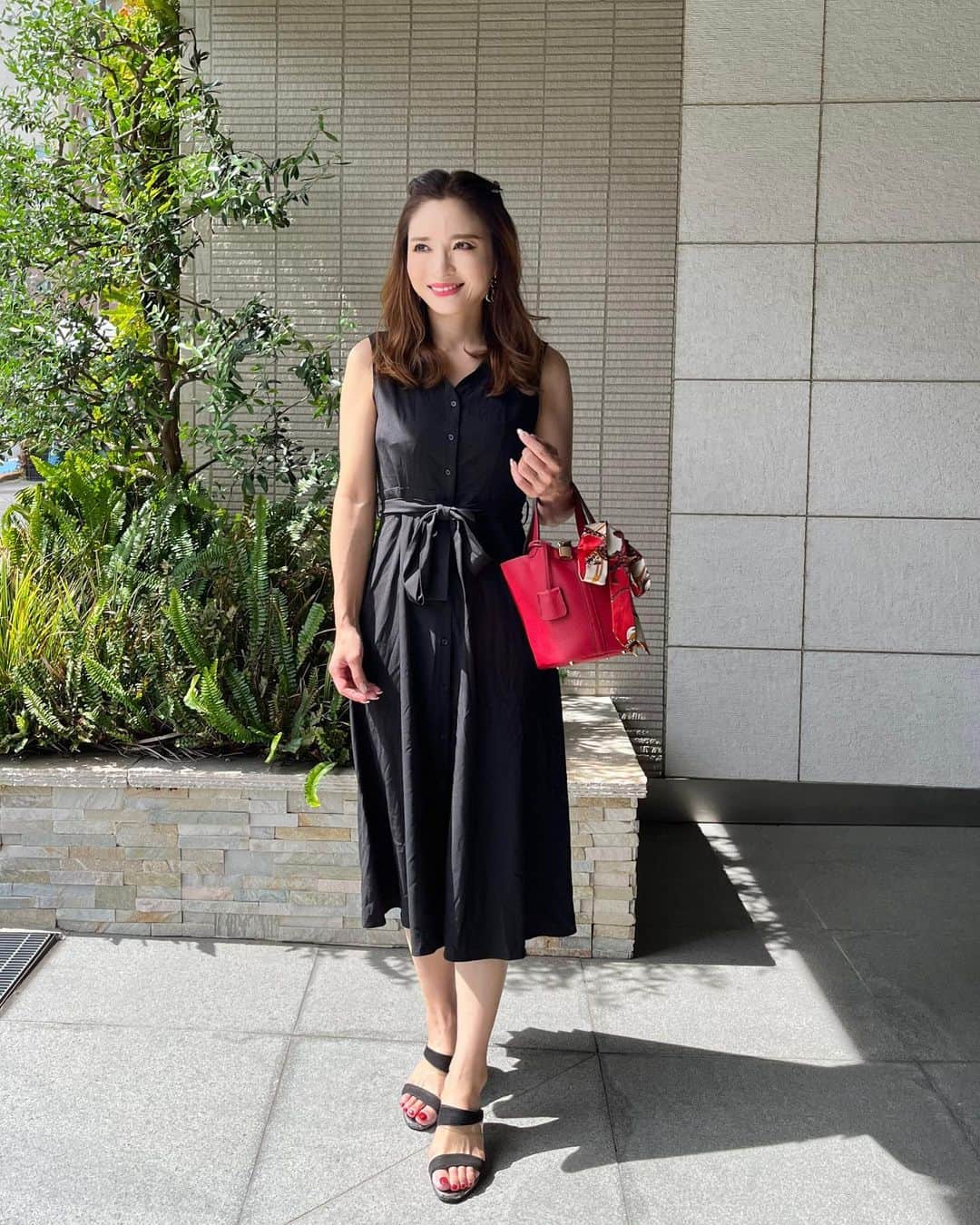AriizumiEmaさんのインスタグラム写真 - (AriizumiEmaInstagram)「コーディネート。 赤色のバッグを差し色に。 ワンピースは、2年ぐらい前のグレイルですが、無難な黒なので使えます^ ^  #dress  @grl_official  #サンダル　@rizraffinee_shoes   ☑️バッグは楽天ルームに載せています。 ストーリーに楽天ルームのリンクを貼りました💕  ・ #fashion#ootd#codinate#instafashion #コーディネート#アラフォー#アラサー#アラフィフ #大人コーデ #お仕事コーデ  #大人ファッション #大人可愛い #韓国ファッション#綺麗めコーデ#きれいめコーデ#カチューシャ#プチプラコーデ#50歳コーデ」8月31日 10時28分 - ema_ariizumi