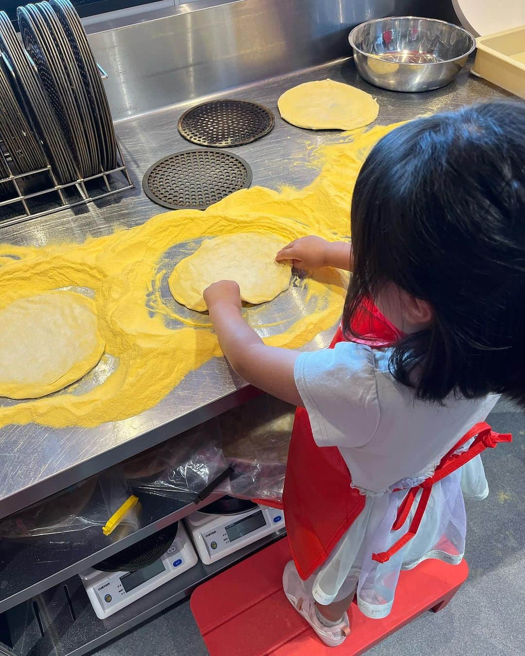 高橋健太郎さんのインスタグラム写真 - (高橋健太郎Instagram)「我が子とピザ作り体験🍕✨ 親が手を貸さなくてもなんでも1人で出来るようになり、成長した姿に嬉しいような、寂しいような😌 ものすごく楽しい時間でした✨✨ #ピザ作り体験  #torayarrows  #心は一つ」8月31日 10時34分 - k.e.n.t.a.r.o