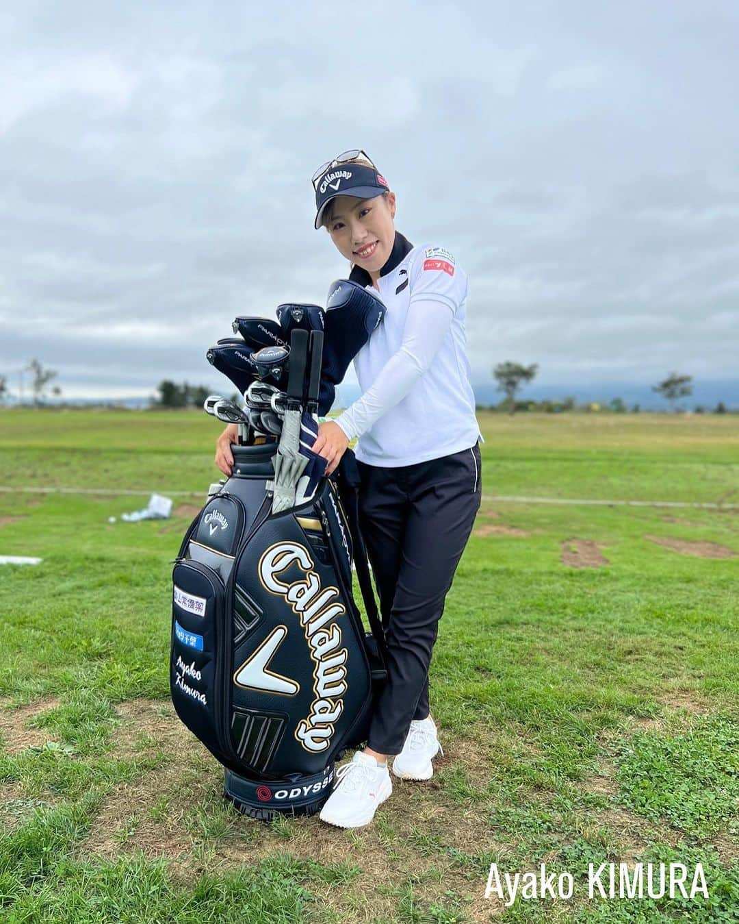 キャロウェイゴルフ（Callaway Golf）さんのインスタグラム写真 - (キャロウェイゴルフ（Callaway Golf）Instagram)「今週よりキャロウェイ・スタッフプレーヤーは、新しいツアーバッグに切り替えて戦います！   ツアー前半戦の白ベースのバッグから、PARADYMカラーの濃いネイビー色に変わります。こちらのバッグのレプリカモデルは販売されているので、皆さんもスタッフプレーヤー気分を味わってみませんか？ . . . #キャロウェイ #スタッフプレーヤー #チームキャロウェイ #並びは苗字あいうえお順   #石川遼 #石川航 #柏原明日架 #河本結 #河本力 #木村彩子 #アンソニークウェイル #ブレンダンジョーンズ #竹内美雪 #中里光之介  今回登場していないスタッフプレーヤーは次回投稿予定です！」8月31日 12時00分 - callawaygolf_japan