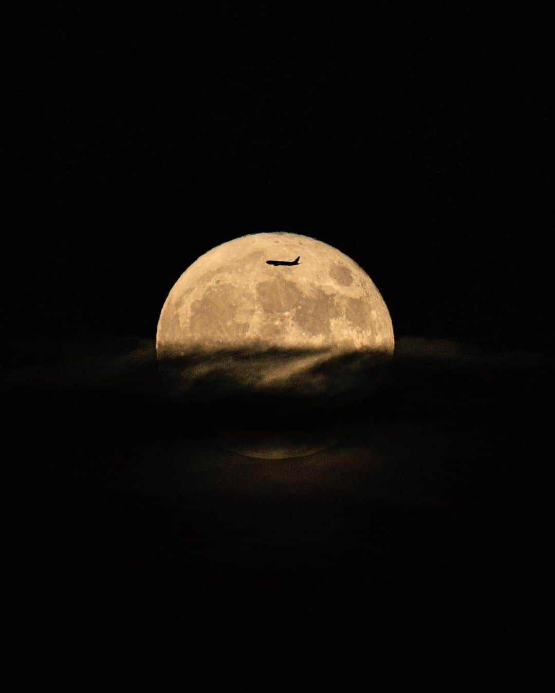 SHOCK EYEさんのインスタグラム写真 - (SHOCK EYEInstagram)「今夜の満月は、今年一番大きく見えるスーパーブルームーン🌕✨  すごい瞬間が撮れたよ✨✨✨  月に2回、満月が訪れる2回目の月をブルームーンというらしく、とても貴重な瞬間らしい😆✨  しかも、そこに飛行機が飛び込む瞬間！  月ドン！  と写真家の人たちは呼ぶそう。 念願のやつに初挑戦！ ちゃんと撮れてるかな？ めちゃくちゃ緊張したけど、 なんだかライブ感あって楽しかったなあ。  ということで、憧れの絶景、、皆にお裾分け✨  @kenken710 さん、ご同行ありがとうございました♪ @yudai.photo さん、レリーズ貸していただきありがとうございました🙏 そして、いつもの写真家の面々の皆さんも素敵な時間ありがとうございました、楽しい時間でした。 また是非！  #満月 #ブルームーン #スーパーブルームーン #月ドン」8月31日 21時32分 - shockeye_official