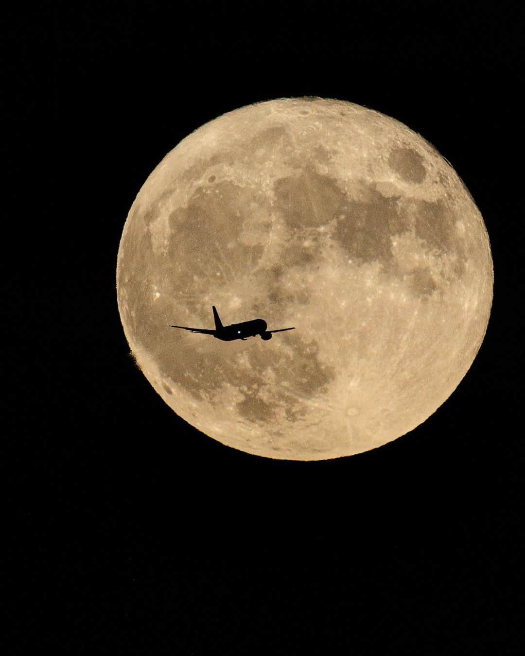 SHOCK EYEのインスタグラム：「今夜の満月は、今年一番大きく見えるスーパーブルームーン🌕✨  すごい瞬間が撮れたよ✨✨✨  月に2回、満月が訪れる2回目の月をブルームーンというらしく、とても貴重な瞬間らしい😆✨  しかも、そこに飛行機が飛び込む瞬間！  月ドン！  と写真家の人たちは呼ぶそう。 念願のやつに初挑戦！ ちゃんと撮れてるかな？ めちゃくちゃ緊張したけど、 なんだかライブ感あって楽しかったなあ。  ということで、憧れの絶景、、皆にお裾分け✨  @kenken710 さん、ご同行ありがとうございました♪ @yudai.photo さん、レリーズ貸していただきありがとうございました🙏 そして、いつもの写真家の面々の皆さんも素敵な時間ありがとうございました、楽しい時間でした。 また是非！  #満月 #ブルームーン #スーパーブルームーン #月ドン」