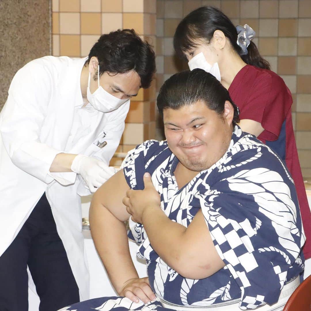 日本相撲協会さんのインスタグラム写真 - (日本相撲協会Instagram)「健康診断　オフショット  先日行われた健康診断の様子をお届け！  俳優錦木、終わったら輝く笑顔です 協会カメラありますよと横にいる部屋の弟弟子北大地に言われて全力笑顔の天空海 予防接種はどうしても痛い大の里 兄弟子美ノ海の結果が気になるのか覗き込む金峰山 霧島の血圧測定中に近づいてくる影が… 今日も一緒です  @sumokyokai #sumo #相撲 #力士 #お相撲さん #健康診断 #オフショット #tokyo #japan」9月1日 17時00分 - sumokyokai