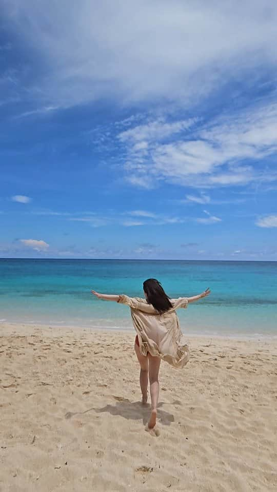 安藤ミレイのインスタグラム：「A beautiful day in Boracay island🏝️  ボラカイまとめ🎬️  フィリピンに来るまで、マニラとセブしか聞いたことなかったけど、フィリピンには素敵な島がたくさんあります💡ボラカイ島は、フィリピンでたくさんの人に勧められたけど、ほんっっとうに美しくて楽しい島でした✨️  #boracay #ボラカイ島 #보라카이 #フィリピン観光 #フィリピン旅行 #フィリピン生活 #beach #lovethephilippines #ラブフィリピン #travelphilippines」