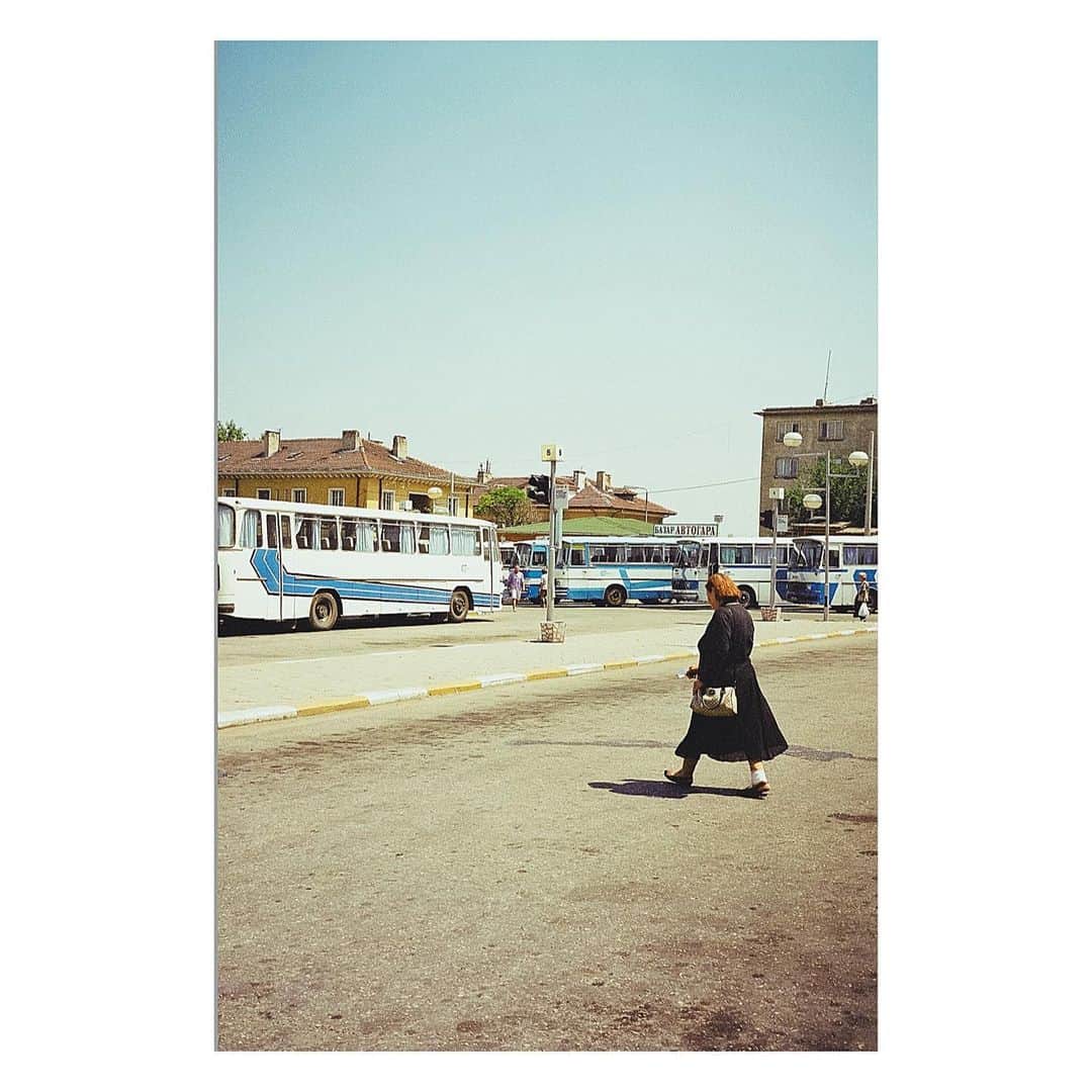 高橋ヨーコさんのインスタグラム写真 - (高橋ヨーコInstagram)「バス旅の失敗は走る方向、太陽の向き、窓枠の位置を確認してベストな席に座ったつもりが、逆側だったとき😞 ⁡ #wanderingmywaythroughineurope」8月31日 21時26分 - yoko1970