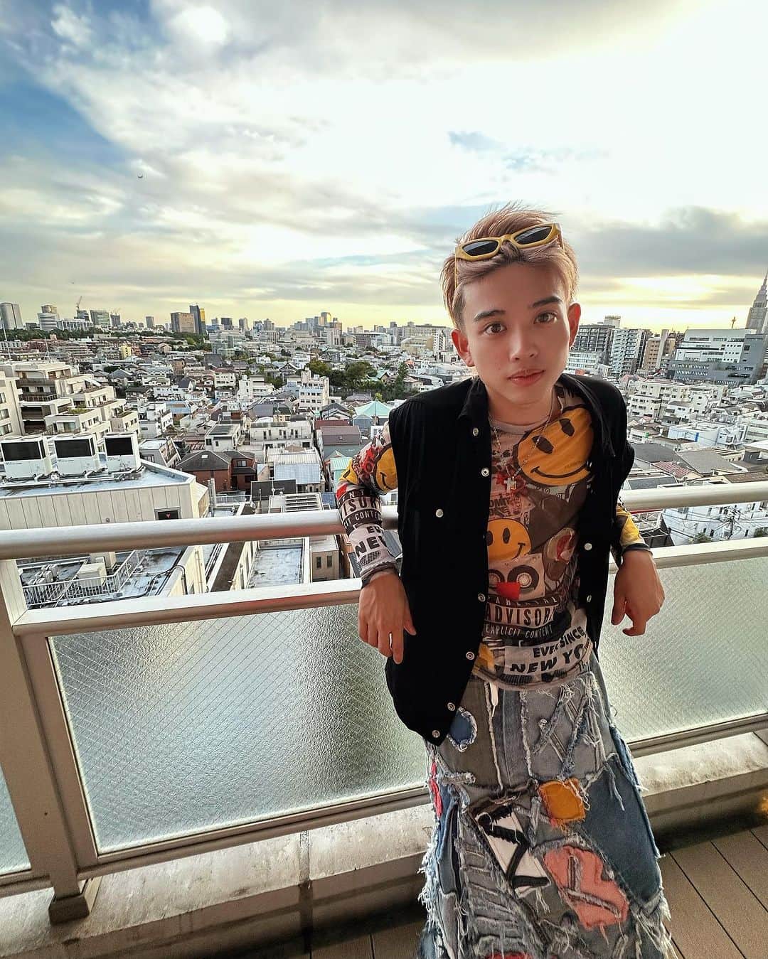 のインスタグラム：「Repezen Foxx まじでリスペクト👽🔥 最高な時間と最高な刺激を有難う！！DJ社長誕生日おめでとう✌🏻 Mr.Gintaまたすぐ会おう♾ 絶対みんな前世であってる🫶🏿今世も激しく宜しくお願いします🕶️ Shooting: @djfumiya_gws  Outfit: @doghjk  @convoy_dog  コンボイさん愛してる」