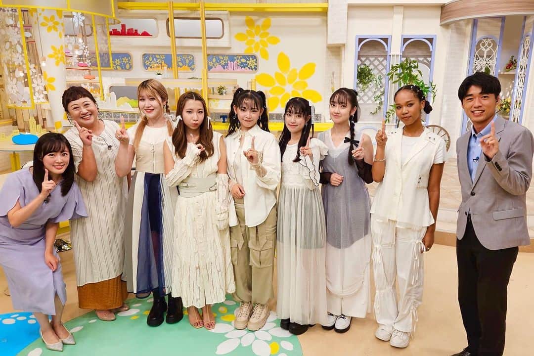 大谷萌恵さんのインスタグラム写真 - (大谷萌恵Instagram)「きょうの新潟一番は…！  Little Glee Monsterの皆さんにお越しいただきました✨  リトグリの楽曲を目覚ましのアラーム音に設定していたくらい大好きなアーティスト。  幸せなひととき、ありがとうございました💚  #リトグリ #ミカさん #お誕生日おめでとうございます #TeNY #テレビ新潟 #大谷萌恵」8月31日 21時29分 - moe_ohtani_teny