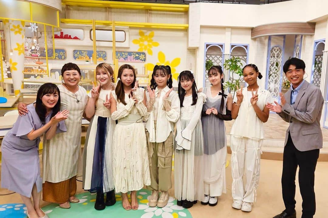 大谷萌恵さんのインスタグラム写真 - (大谷萌恵Instagram)「きょうの新潟一番は…！  Little Glee Monsterの皆さんにお越しいただきました✨  リトグリの楽曲を目覚ましのアラーム音に設定していたくらい大好きなアーティスト。  幸せなひととき、ありがとうございました💚  #リトグリ #ミカさん #お誕生日おめでとうございます #TeNY #テレビ新潟 #大谷萌恵」8月31日 21時29分 - moe_ohtani_teny