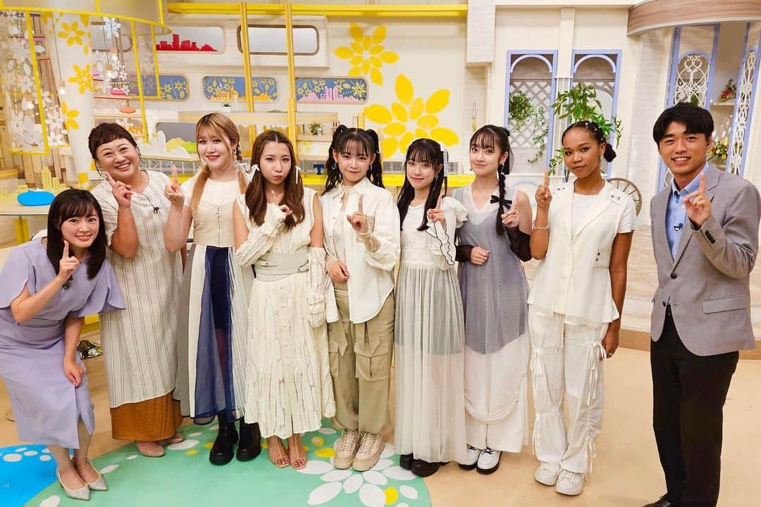 大谷萌恵のインスタグラム：「きょうの新潟一番は…！  Little Glee Monsterの皆さんにお越しいただきました✨  リトグリの楽曲を目覚ましのアラーム音に設定していたくらい大好きなアーティスト。  幸せなひととき、ありがとうございました💚  #リトグリ #ミカさん #お誕生日おめでとうございます #TeNY #テレビ新潟 #大谷萌恵」