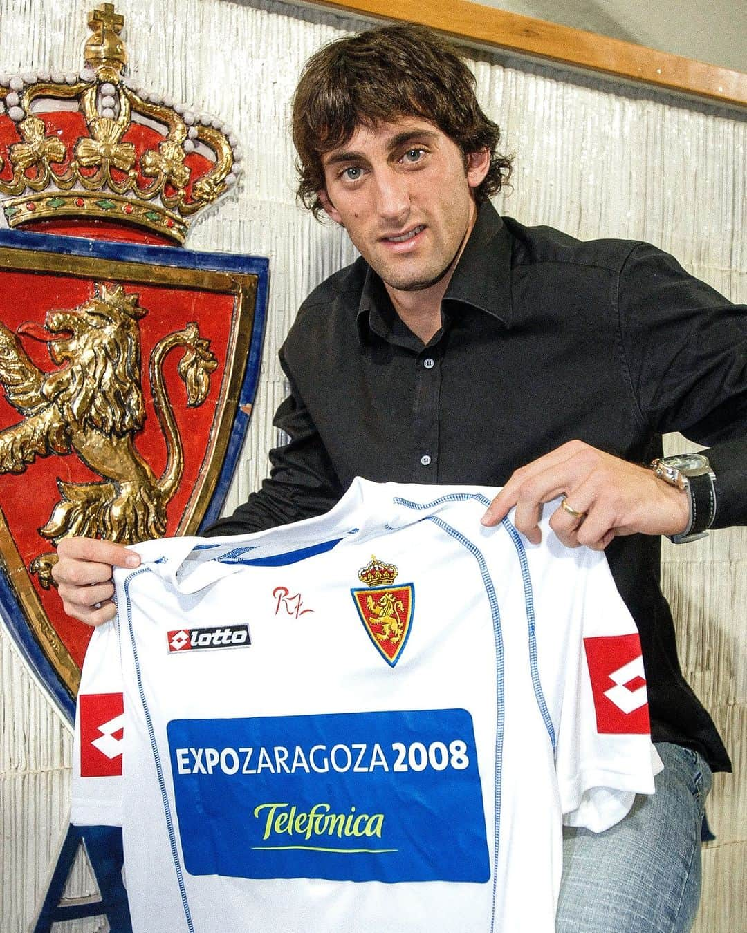 LFPのインスタグラム：「🤴 𝙇𝘼 𝙍𝙊𝙈𝘼𝙍𝙀𝘿𝘼'𝙎 𝙋𝙍𝙄𝙉𝘾𝙀' 🤴  #OnThisDay in 2⃣0⃣0⃣5⃣, @realzaragoza unveiled @diegomilito as a new player of the Aragonese team.  🤴 𝙀𝙇 '𝙋𝙍𝙄́𝙉𝘾𝙄𝙋𝙀' 𝘿𝙀 𝙇𝘼 𝙍𝙊𝙈𝘼𝙍𝙀𝘿𝘼 🤴  ⚪🔙🔵 #TalDíaComoHoy en 2⃣0⃣0⃣5⃣, el #RealZaragoza presentaba a Diego Milito como nuevo jugador del equipo aragonés.  #DiegoMilito #LALIGA #LALIGAEASPORTS #LALIGAHistory #LALIGALimite24h #Football」