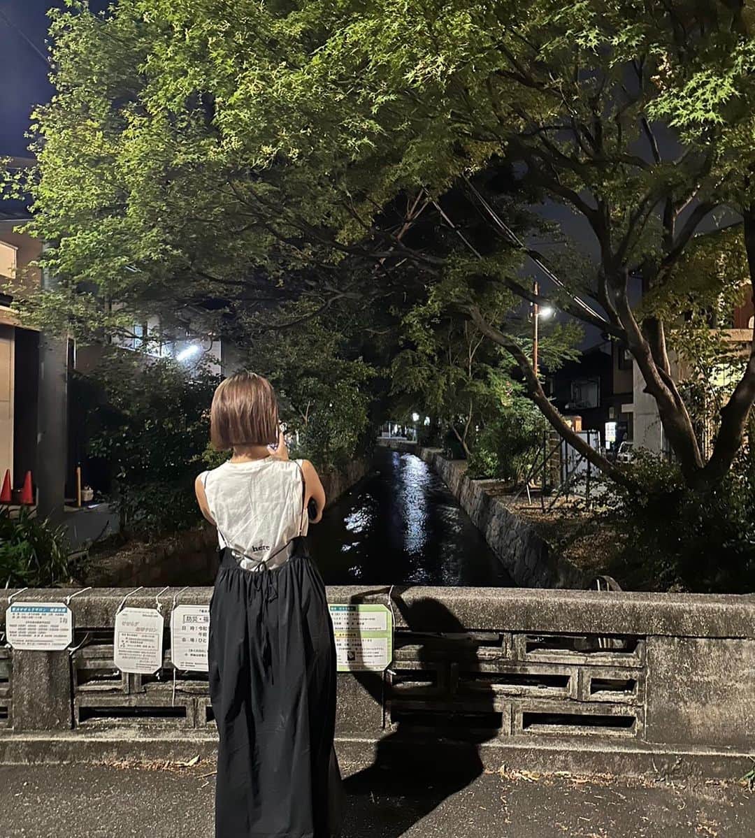 大瀧彩乃さんのインスタグラム写真 - (大瀧彩乃Instagram)「・ 今日で8月も終わり📅 今年もアシスタント達と少しづつ夏休みを取らせていただきました。  これは京都での夏休みの思い出🌻 1年半ぶりのsarasa。 虎屋で青柚と白餡のかき氷🍧 大原の里の駅🍆 洛北でE.T.のガチャ☝️ 夫ご飯👨‍🍳（仕事終わりに作ってもらい感謝しかありません、ありがとう🙏） 京都の川がとにかく好き。 hereにて☕️ 朝焼。  #kyoto#kyotocafe#京都観光#京都カフェ#東京京都生活」8月31日 21時30分 - _ayanootaki_