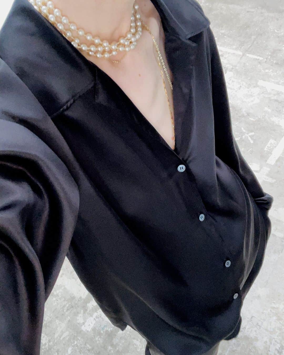 ARKETさんのインスタグラム写真 - (ARKETInstagram)「As a part of The Essentials chosen by @suzannekoller, our Relaxed Silk Shirt comes in both black and off-white. -  ‘Perfection for night and day. Worn as a shirt or as a total look for the evening. I could live in it. My colour choice is obviously black or light beige. It’s impossible to choose between these two colours.’ - Explore the full edit: link in bio. - #ARKET」8月31日 22時00分 - arketofficial