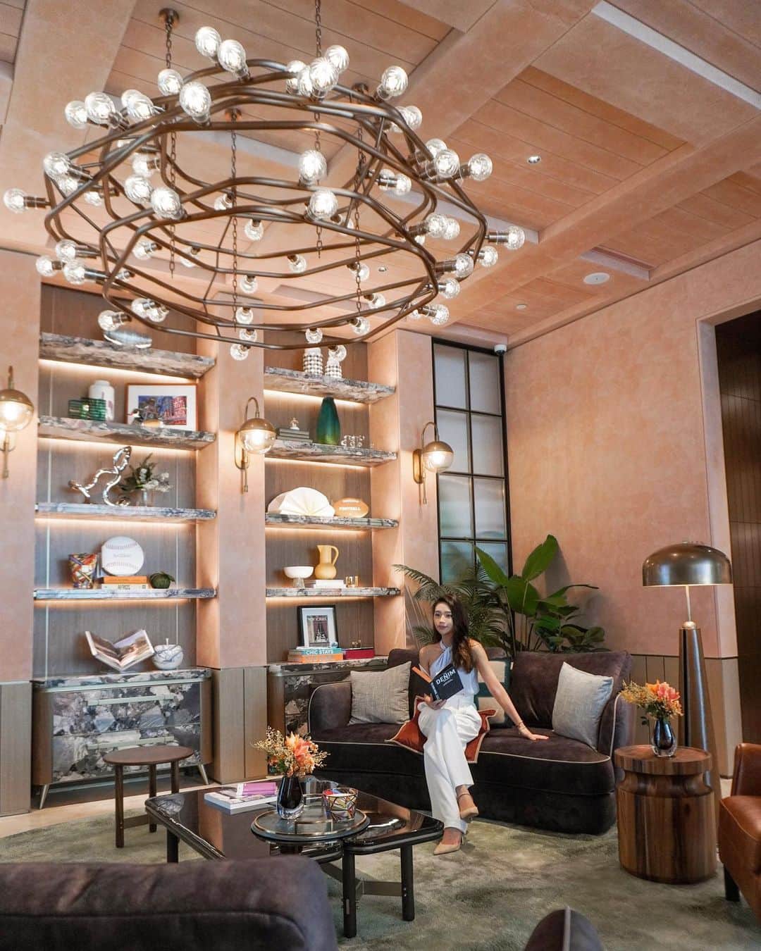 Moanna S.のインスタグラム：「With inspirations from Manhattan in New York City, ONE SOHO clubhouse curates a all-in-one space which gathers social, relaxation and leisure.  @LifescapeCollections #ONESOHO #LifescapeCollections #CreatingBetterLifescapes」