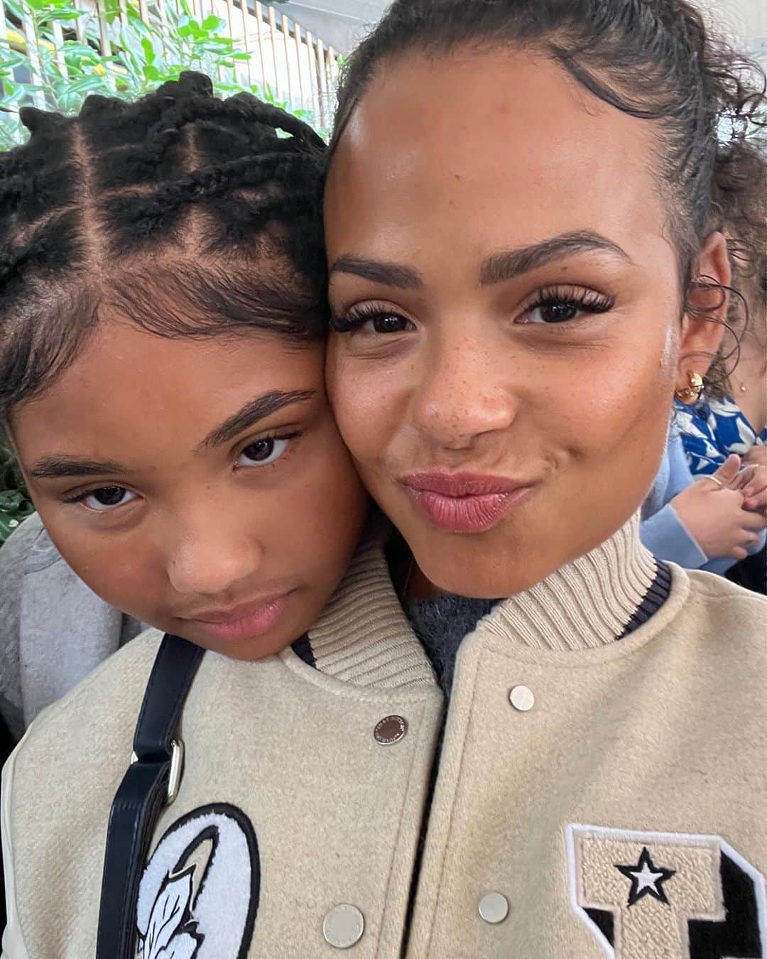 クリスティーナ・ミリアンのインスタグラム：「It’s time for a new adventure in Paris! Violet’s super stoked to start middle school in Paris. Just attended opening day and she’s already made friends. I’m excited for her. 🙃 So farewell summer vacay and hello to waking up early, packing lunches and homework. 🥹😅 We’ve got this! Ok, lemme stop before Violet “cancels” me.. 😝  Il est temps pour une nouvelle aventure à Paris ! Violet est super ravie de commencer le collège à Paris. Je viens d’assister à la journée d’ouverture et elle s’est déjà fait des amis. Je suis excitée pour elle. 🙃 Alors adieu aux vacances d’été et bonjour à se réveiller tôt, à préparer les déjeuners et les devoirs. 🥹😅 Nous avons ça ! Ok, laissez-moi m’arrêter avant que Violet ne m’annule. 😝 #backtoschool」