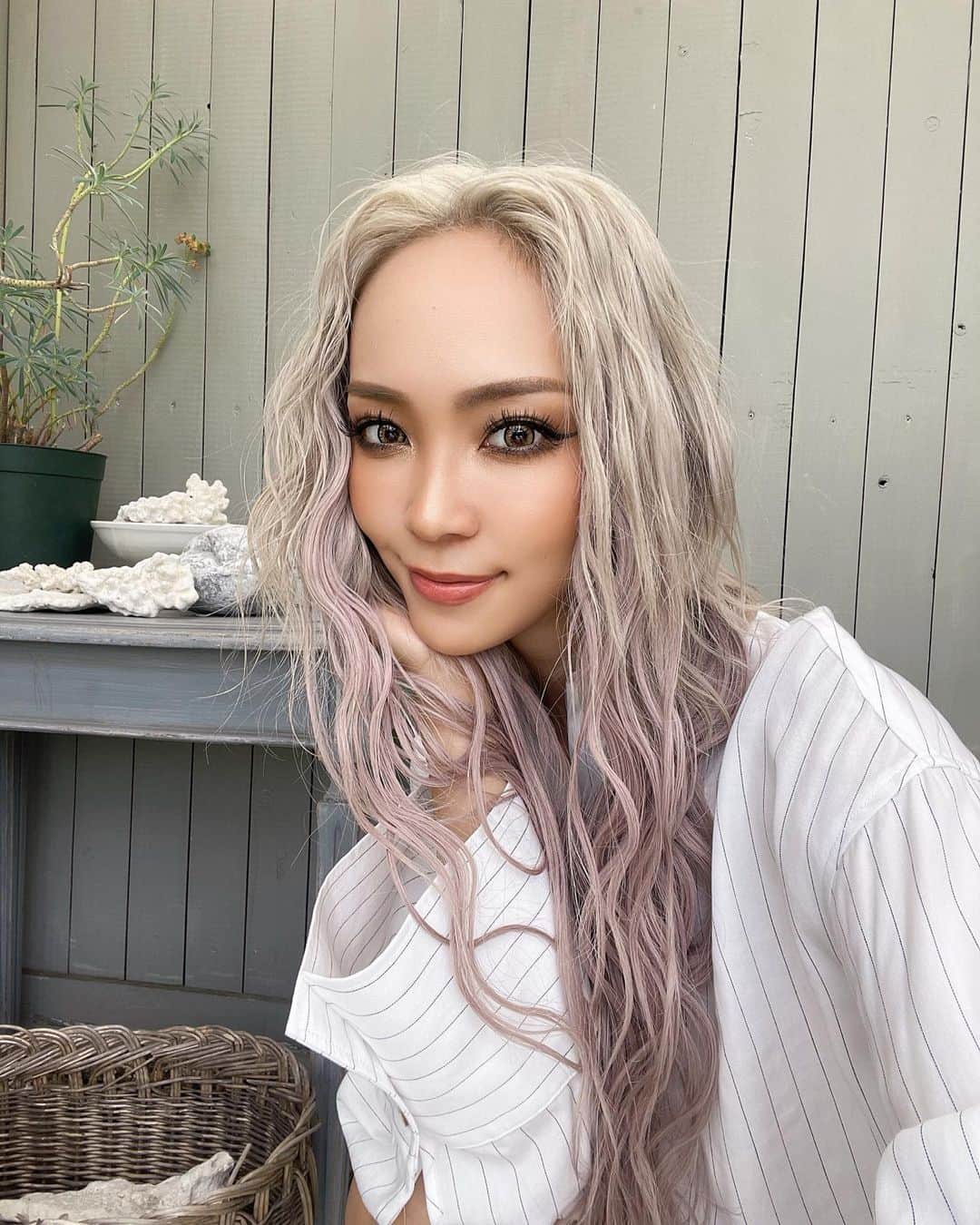 河部風花のインスタグラム：「⁡ 本日 I LOVE MAMA発売日です💗 ⁡ ラブモにならさせていただいて初めての雑誌で 新しい環境で緊張しましたが ラブモの皆さんほんっとーに優しくて 自分らしく撮影に挑むことが出来ました😭💕 ⁡ 私だけすごいギャルで紙面撮影ちょっと浮いてるな、、😵‍💫💭と思いましたが ラブママでもギャルを貫き通してギャルママとしてこれからラブママを盛り上げていきたいと思っているので 是非これからの風花も応援していただけたら嬉しいです🙇‍♀️ ⁡ I LOVE mama本当に可愛く仕上がってます💗 是非お手に取っていただけたら嬉しいです💚 ⁡ 全国の書店、セブンイレブンでゲット出来るので是非ゲットしてね🩷 ⁡ ⁡ そして、私指名で予約してくださった皆様本当にありがとうございました😭💕 ⁡ 幸せ者です。これからも支えてね、、😔🩷 ⁡ #ラブママ #発売日 #ギャルママ #ママ #2児のママ #ギャル #ママ」