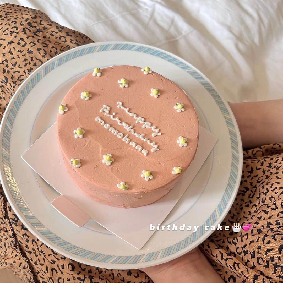 砂糖華さんのインスタグラム写真 - (砂糖華Instagram)「誕生日にるなからもらったケーキ🎂♡ ‪　　　　　‬ 夜バイキングで食べ過ぎて朝3人で食べた！笑 美味しかった~🎀 ‪　　　　　‬ ‪　　　　　‬ #センイルケーキ #誕生日ケーキ #韓国ケーキ #バースデーケーキ」8月31日 20時06分 - __162cm_