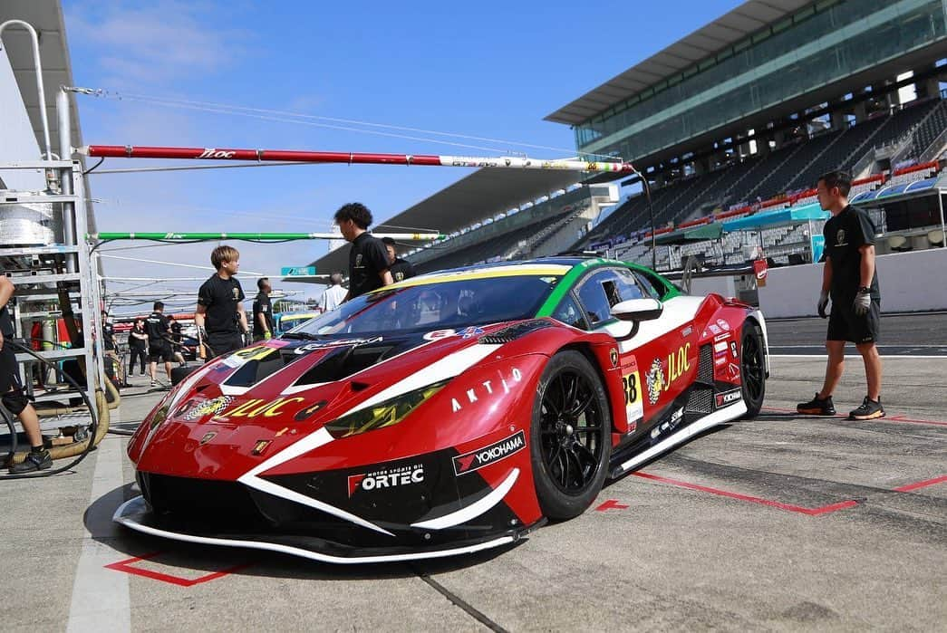 加藤遥香さんのインスタグラム写真 - (加藤遥香Instagram)「. superGT Rd.5 SUZUKA🏎️🏁 . 88号車は4位でした🔥 後一歩表彰台には届きませんでしたが、 途中、トップを走ったり かっこいい走りを見せてくれました🐃❤️ . 同じチームの87号車は2位表彰台でした🥈 おめでとうございます🎊 . 2日間本当に暑くて生きて帰って来れて良かった🤣 次戦の菅生も応援よろしくお願いします🤲 .  #superGT#スーパーGT#instagood #instadaily#car #レースクイーン#モータースポーツ#레이싱모델#RQ #ランボルギーニ#lamborghini#JLOC#鈴鹿サーキット」8月31日 19時58分 - haruka3inpi