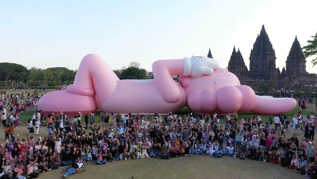 KAWSONEさんのインスタグラム写真 - (KAWSONEInstagram)「Thank you, Indonesia!🌟 Time flies! Happy to work together with the brilliant team and friends!❤️ We’ve got 130K+ visitors throughout the period!  KAWS:HOLIDAY INDONESIA  Artist: @KAWS  Friends from Indonesia: #indonesian @axtonsalim @akg.entertainment  @prambananpark @magnifique.id @places_and_spaces @earlgreyt & more!  *not listed in order  See you next time! 🤞🏻  @KAWS @ARR.AllRightsReserved @akg.entertainment #KAWS #KAWSHOLIDAY #AllRightsReserved #AKGEntertainment #10thStop  📸 @febianderii @perwiratm」8月31日 19時58分 - kaws