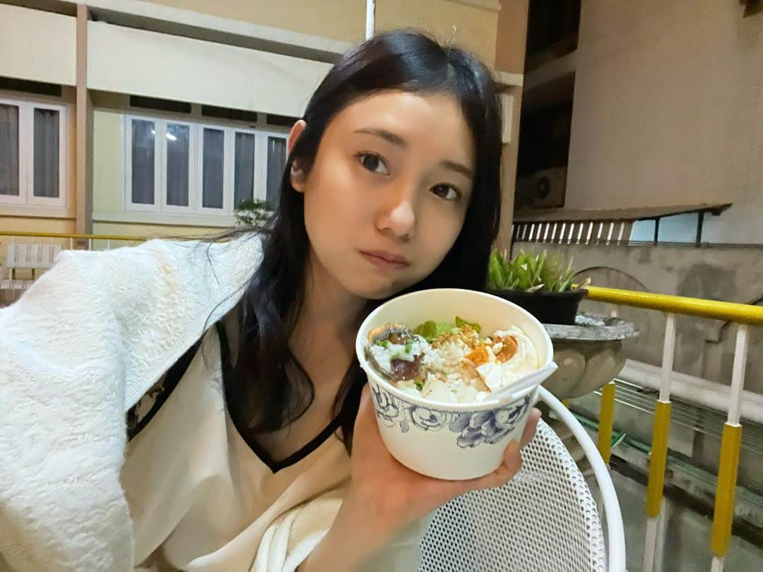 森ニーナのインスタグラム：「旅行中は食への罪悪感が皆無になるのは私だけ？笑  3年ぶりのパッキング動画も撮ってみました😊  #thailand #タイ #パッキング #お粥 #saltedegg」