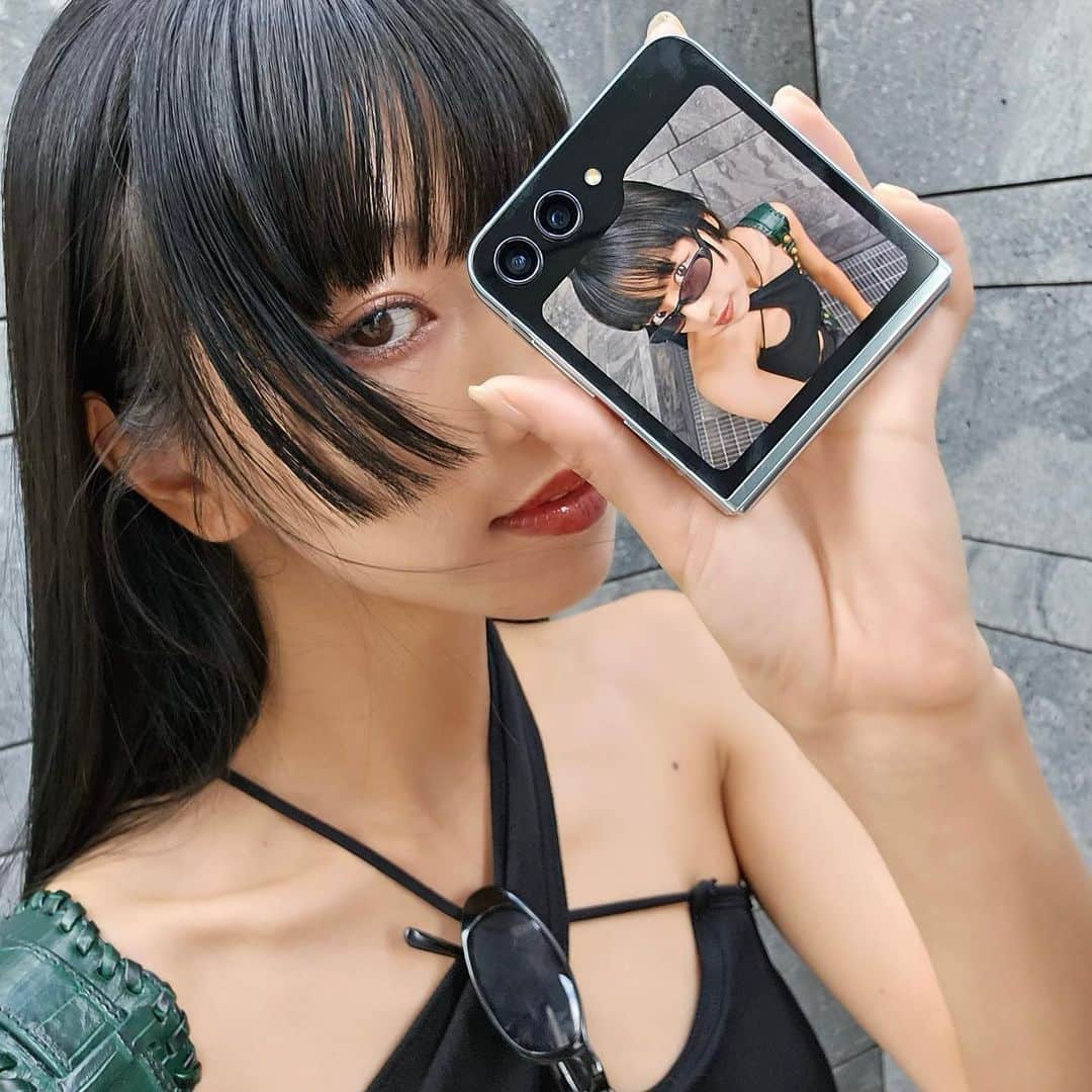 のインスタグラム：「ㅤㅤㅤㅤㅤㅤㅤㅤㅤㅤㅤㅤㅤ My New Buddy #GalaxyZFlip5 💚  折りたたみ型だから、置きながらクオリティの高いセルフィが気軽に撮れるGalaxy Z Flip5!  私の日々のOOTDはいつもマネージャーさんにお願いして撮ってもらってたけど、 手のひらをかざすだけでシャッターがきれるから、Flip5ではひとりで色んな画角で撮る事ができて楽しい👑 背面のディスプレイで映りを確認しながら撮れるのもとても便利！  画面は大きいのにコンパクトなサイズで、普段のミニバックでも確実に入るファッショナブルなデザインもお気に入りです！ すぐにセルフィが撮れるから思い出の瞬間瞬間を見逃さずに残しておけるので、皆さんにも沢山シェアしていくね☺︎  #TeamGalaxy #GalaxyZFlip5  #withGalaxy #Galaxyのある生活 #JoinTheFlipSide」