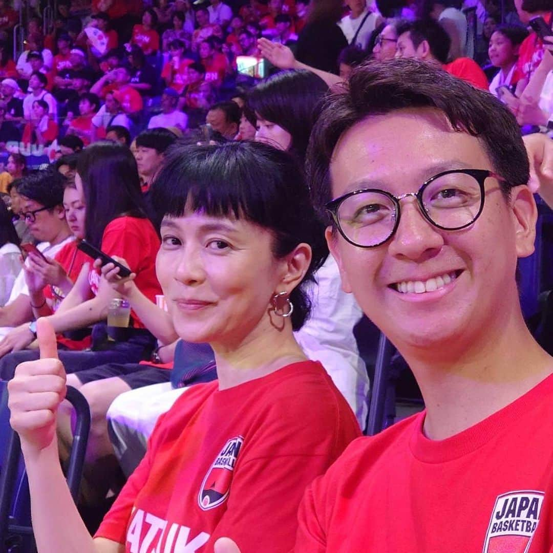 平松修造のインスタグラム：「熱戦が続くバスケW杯in沖縄⛹️‍♀️🏀  火曜に行われたオーストラリア戦🇦🇺 ZIP!金曜パーソナリティ坂井真紀さんと 取材に行って参りました！！  試合後のインタビューで どんなことを取材すればいいか、 2人で真剣に相談しながら観戦&応援をさせて頂きました。  明日のZIP!でその模様もお伝えします！ 坂井さんが試合後の選手にインタビューをしています🔥 ぜひご覧下さい！  そしてこの後は、 パリ五輪出場権をかけた運命の順位決定戦 日本🇯🇵vsベネズエラ🇻🇪です！！  日本テレビ系で放送します！ 応援しましょう！！  #坂井真紀 さん @sakaimaki_of  #バスケW杯 #fibawc #アカツキジャパン  #ZIP」