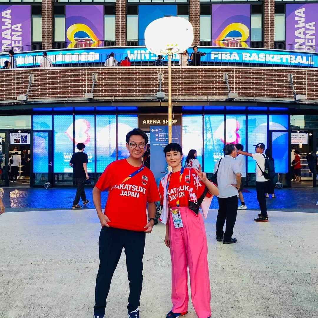 平松修造さんのインスタグラム写真 - (平松修造Instagram)「熱戦が続くバスケW杯in沖縄⛹️‍♀️🏀  火曜に行われたオーストラリア戦🇦🇺 ZIP!金曜パーソナリティ坂井真紀さんと 取材に行って参りました！！  試合後のインタビューで どんなことを取材すればいいか、 2人で真剣に相談しながら観戦&応援をさせて頂きました。  明日のZIP!でその模様もお伝えします！ 坂井さんが試合後の選手にインタビューをしています🔥 ぜひご覧下さい！  そしてこの後は、 パリ五輪出場権をかけた運命の順位決定戦 日本🇯🇵vsベネズエラ🇻🇪です！！  日本テレビ系で放送します！ 応援しましょう！！  #坂井真紀 さん @sakaimaki_of  #バスケW杯 #fibawc #アカツキジャパン  #ZIP」8月31日 20時01分 - shuzohiramatsu_ntv