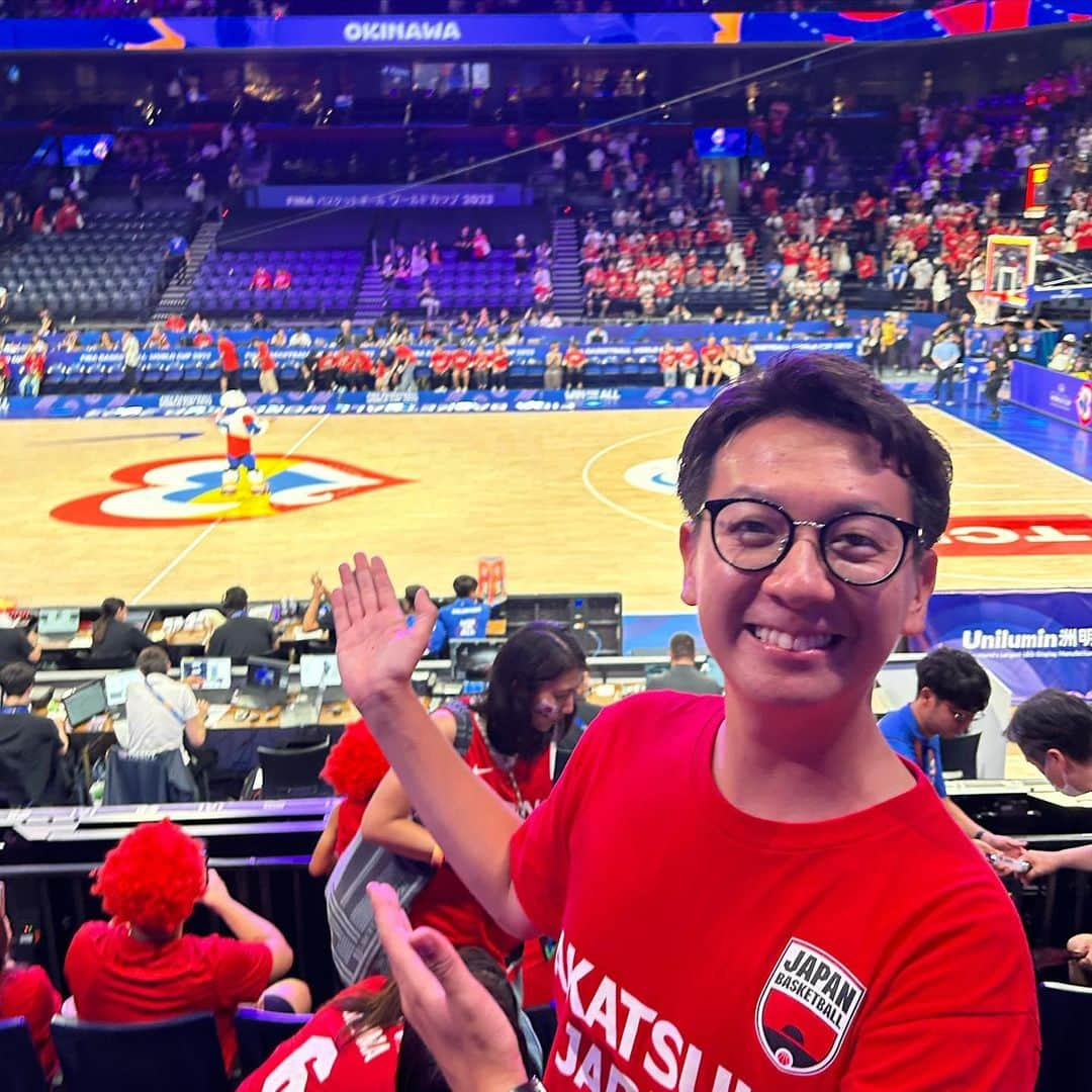 平松修造さんのインスタグラム写真 - (平松修造Instagram)「熱戦が続くバスケW杯in沖縄⛹️‍♀️🏀  火曜に行われたオーストラリア戦🇦🇺 ZIP!金曜パーソナリティ坂井真紀さんと 取材に行って参りました！！  試合後のインタビューで どんなことを取材すればいいか、 2人で真剣に相談しながら観戦&応援をさせて頂きました。  明日のZIP!でその模様もお伝えします！ 坂井さんが試合後の選手にインタビューをしています🔥 ぜひご覧下さい！  そしてこの後は、 パリ五輪出場権をかけた運命の順位決定戦 日本🇯🇵vsベネズエラ🇻🇪です！！  日本テレビ系で放送します！ 応援しましょう！！  #坂井真紀 さん @sakaimaki_of  #バスケW杯 #fibawc #アカツキジャパン  #ZIP」8月31日 20時01分 - shuzohiramatsu_ntv