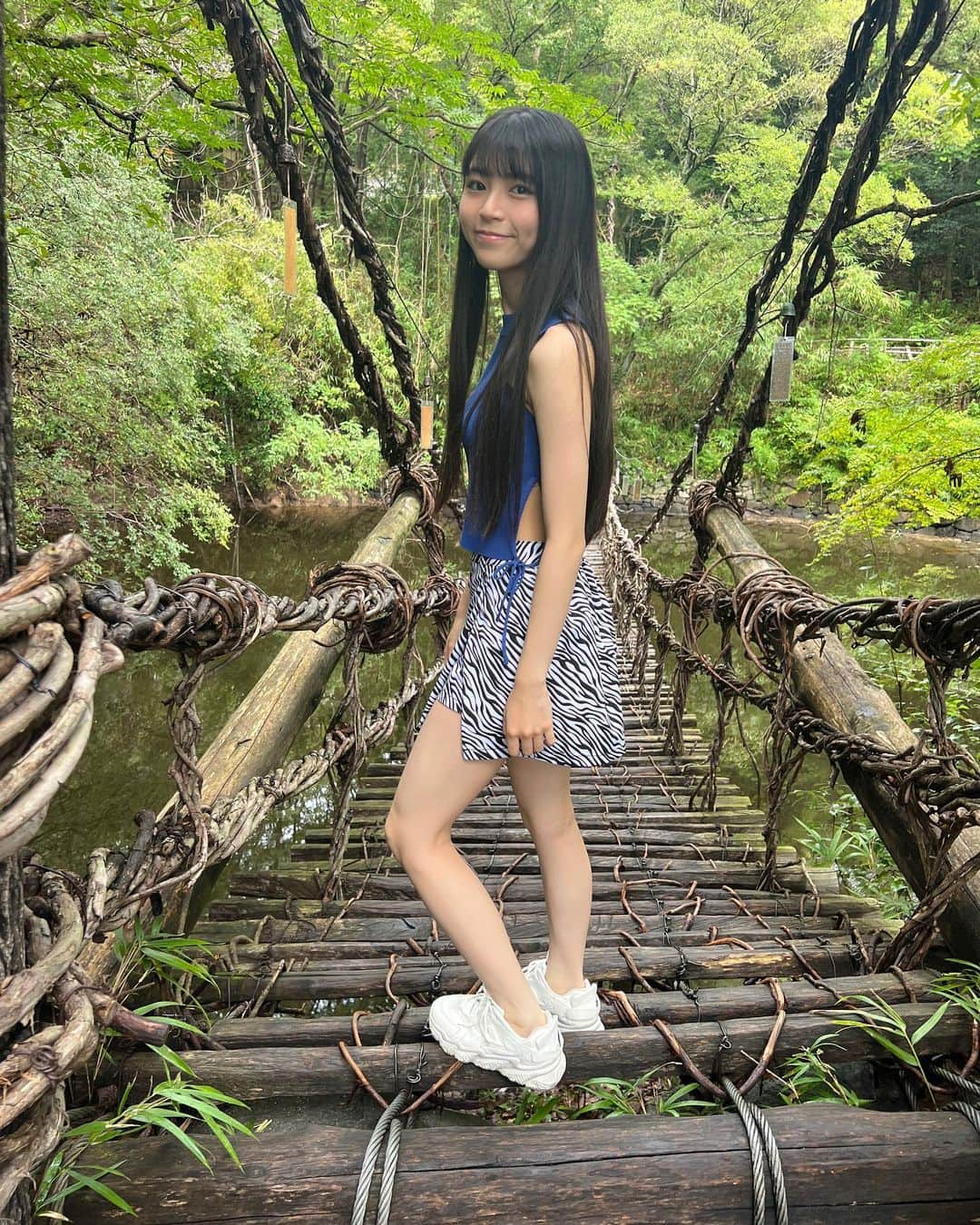 のインスタグラム：「夏休みも終わっちゃった🌻 ギリギリ課題も終わりました 夏休みラストは四国村に行ってきた〜！ かずら橋、怖くて渡れなかったけど、、  #四国村#かずら橋#夏休み#おわっちゃった #大里菜桜」